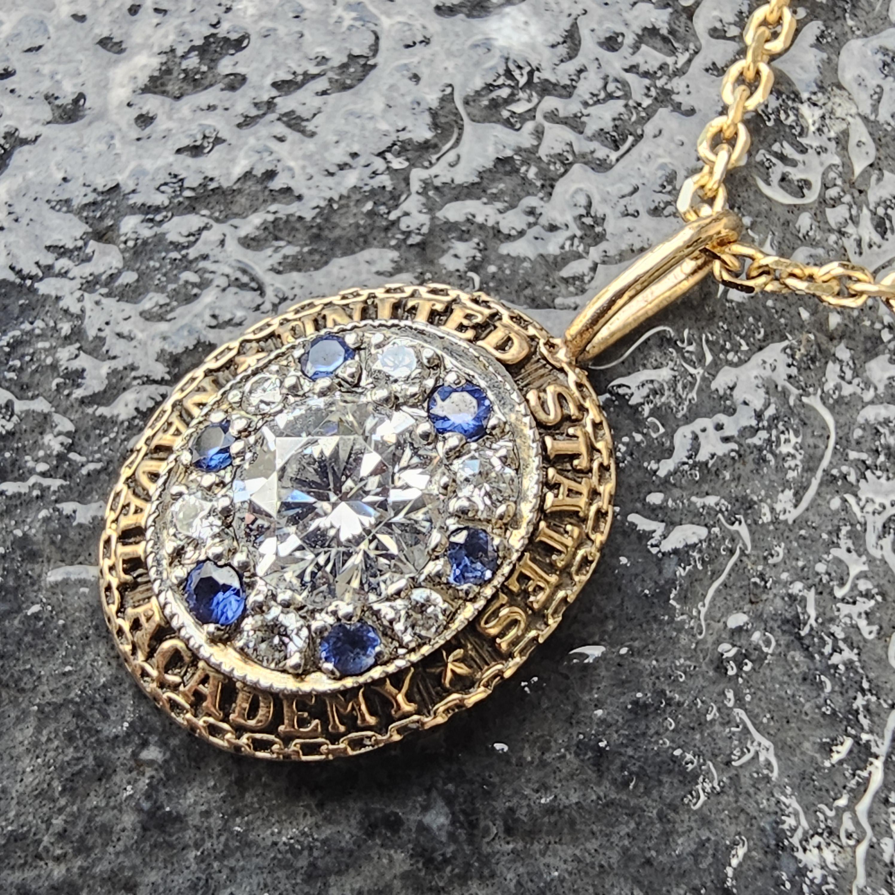 Collana con zaffiro e diamante dell'Accademia Navale degli Stati Uniti d'America in oro 14k e platino In condizioni buone in vendita a Northbrook, IL