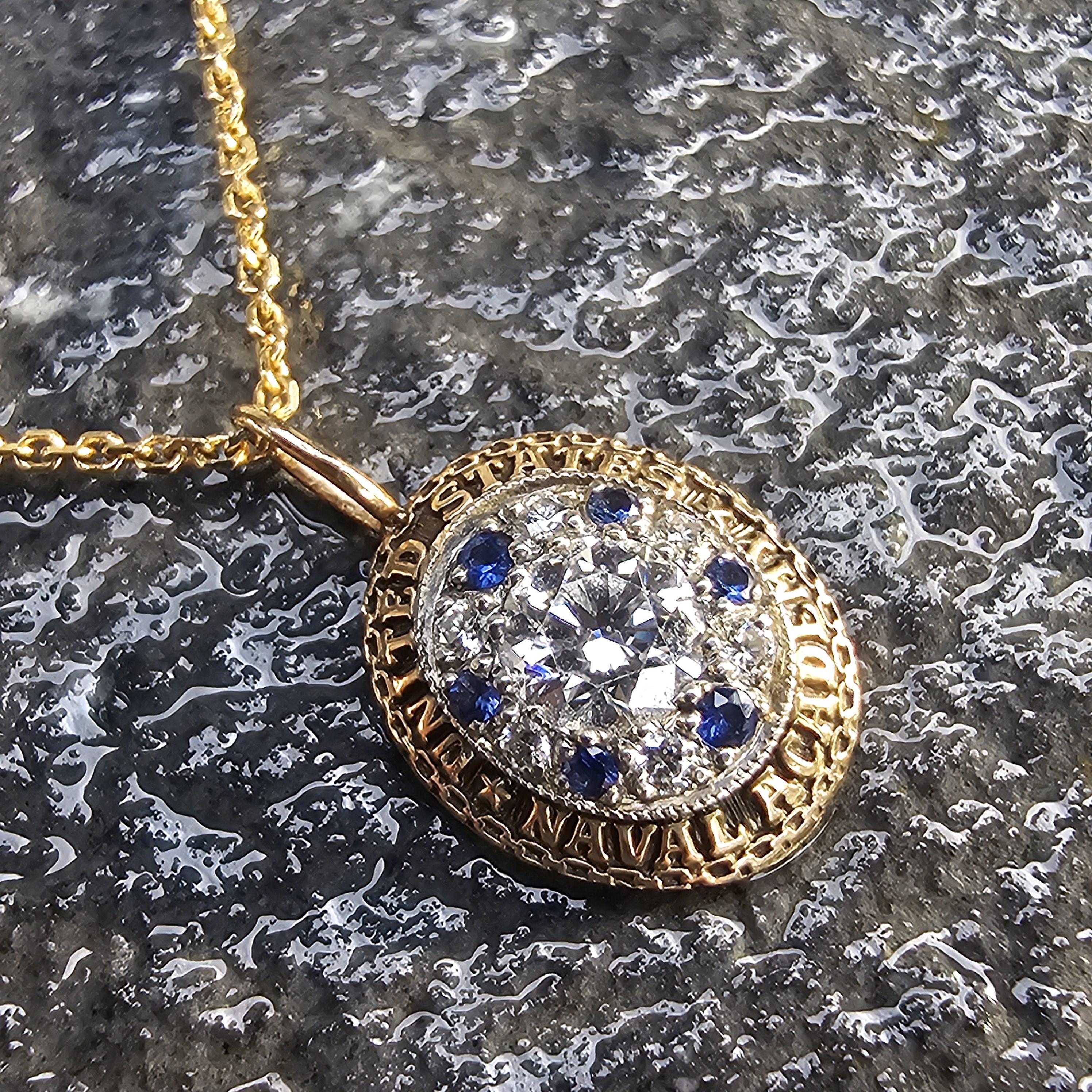 Donna Collana con zaffiro e diamante dell'Accademia Navale degli Stati Uniti d'America in oro 14k e platino in vendita