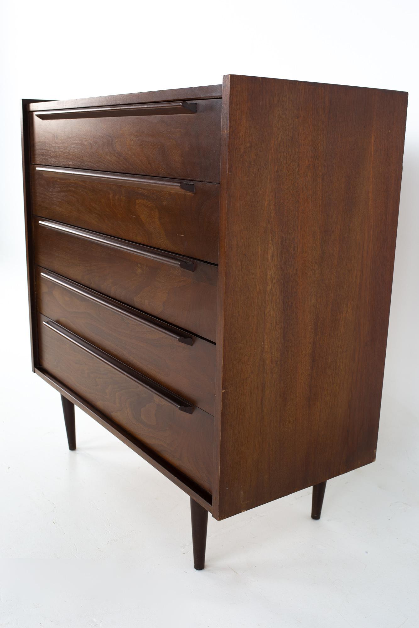 United Style Mid Century 5 Drawer Walnut Highboy Dresser In Good Condition In Countryside, IL