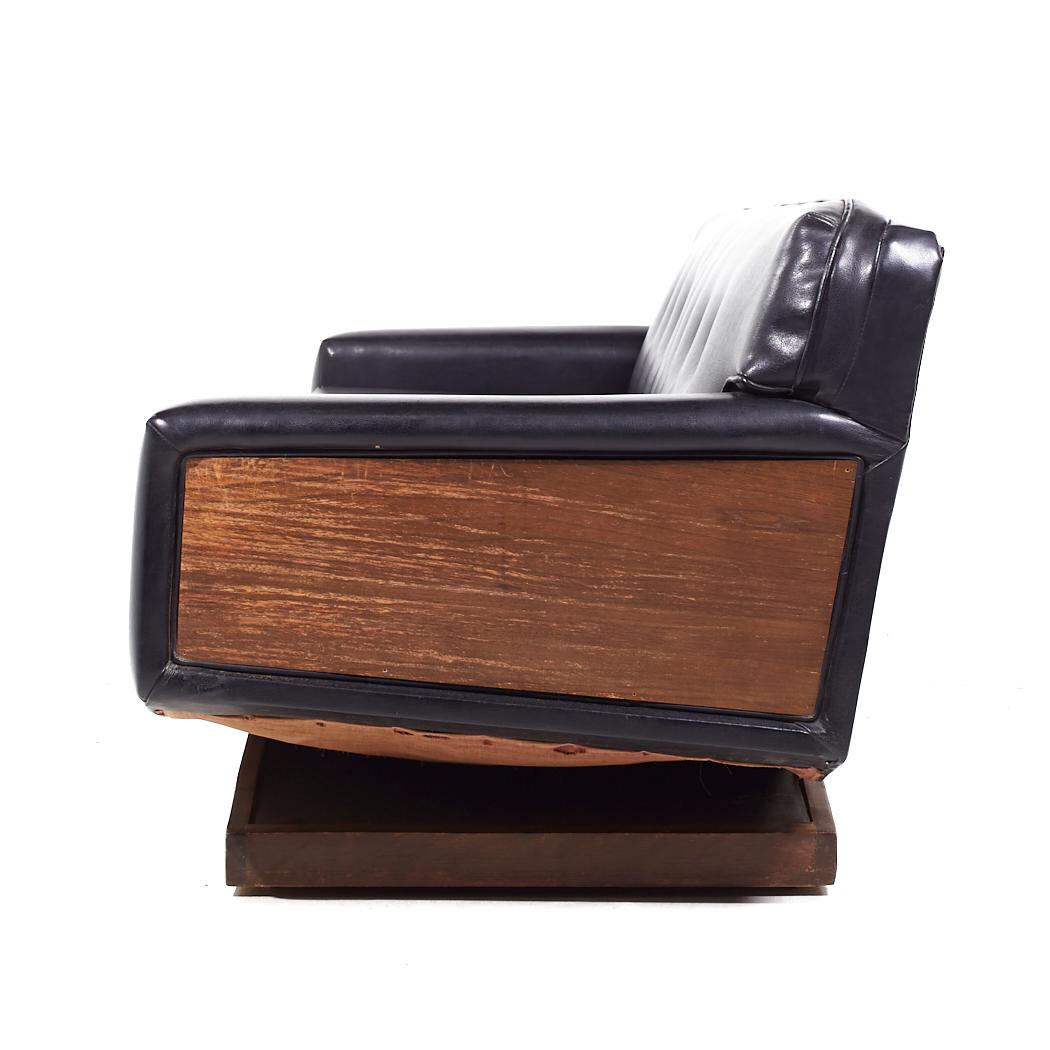 Sofá con base de pedestal de nogal United Style Mid Century finales del siglo XX en venta