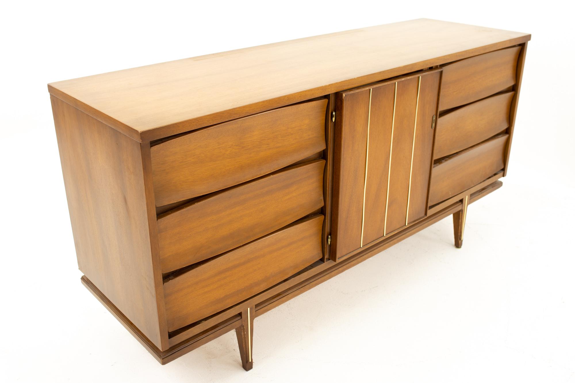 United Style Mid Century 9-Drawer Walnut Dresser 3