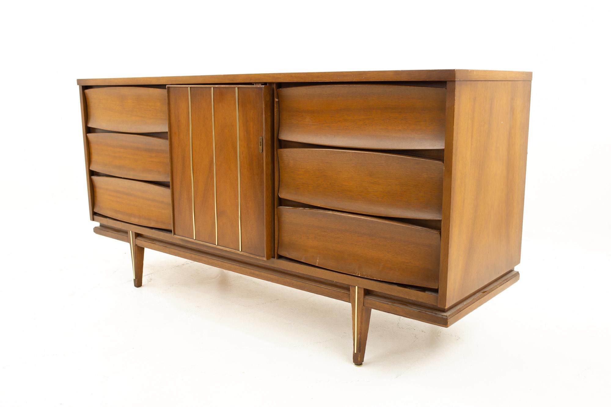 American United Style Mid Century 9-Drawer Walnut Dresser