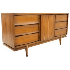 United Style Mid Century 9-Drawer Walnut Dresser