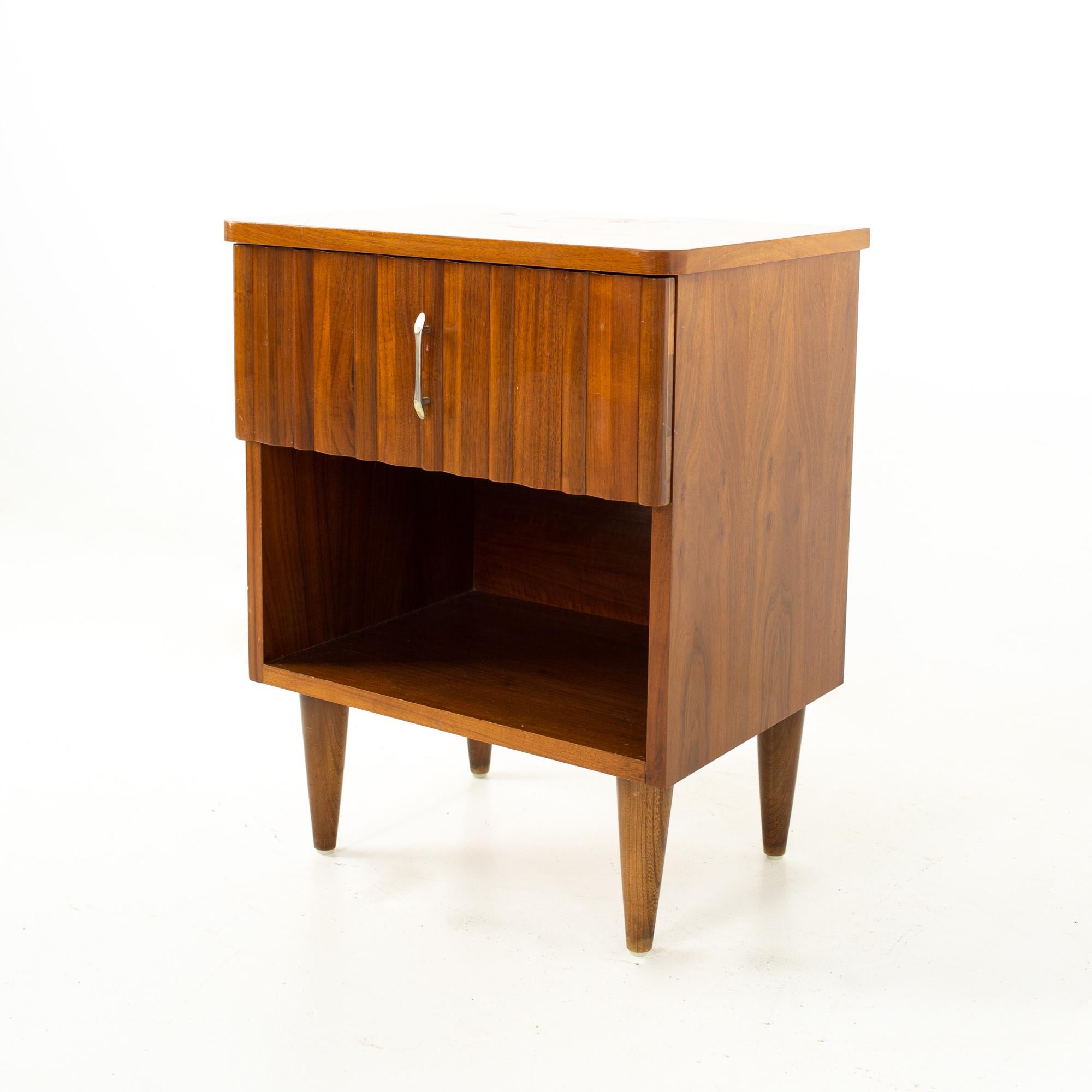 United Style Young Manufacturing Mid Century Walnut and Brass Nightstands, Pair In Good Condition In Countryside, IL