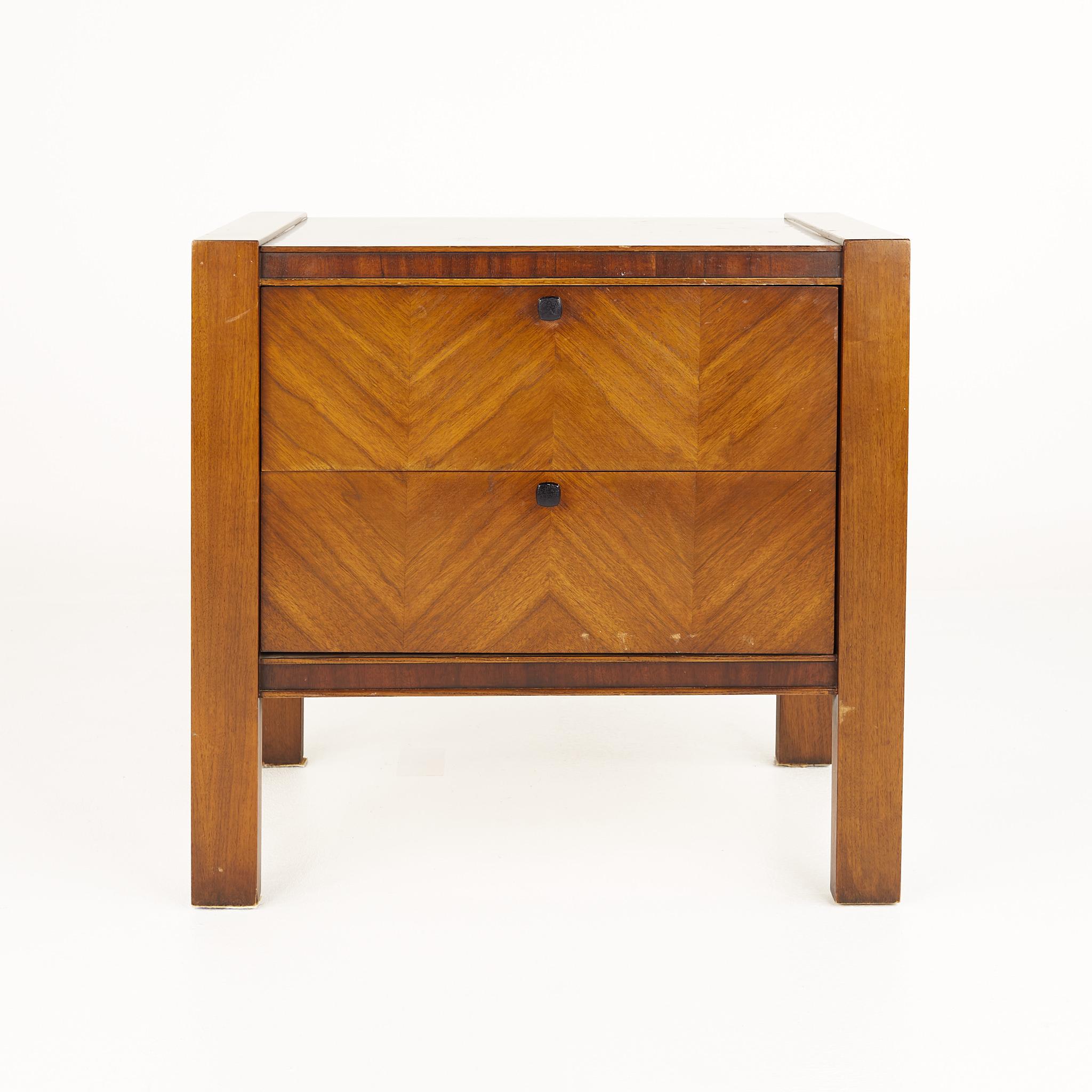 United Tiki Brutalist mid century walnut nightstand

This nightstand measures: 27 wide x 17.25 deep x 25.75 inches high

?All pieces of furniture can be had in what we call restored vintage condition. That means the piece is restored upon