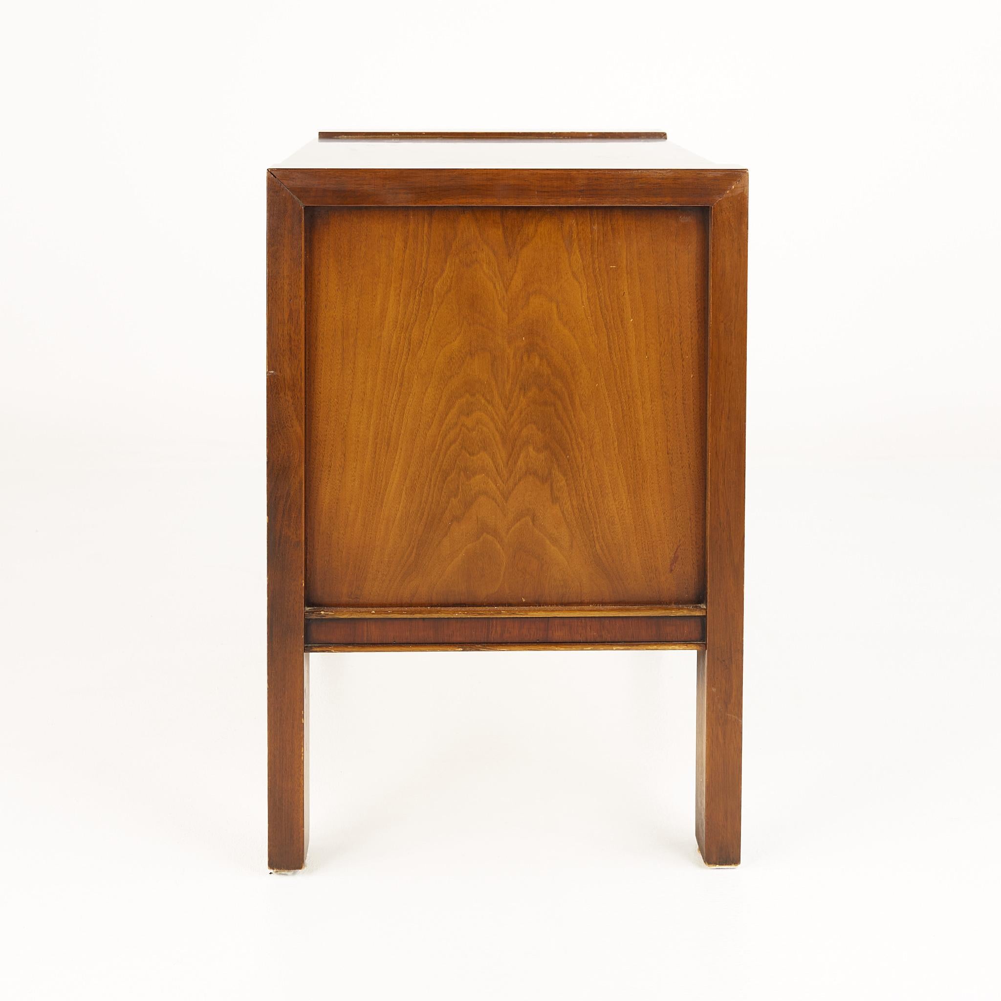 United Tiki Brutalist Mid Century Walnut Nightstand In Good Condition In Countryside, IL