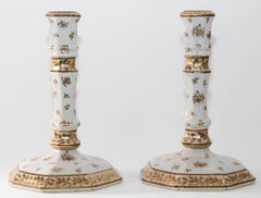 United Wilson Candelieri in porcellana dorata smaltata in stile georgiano, una coppia