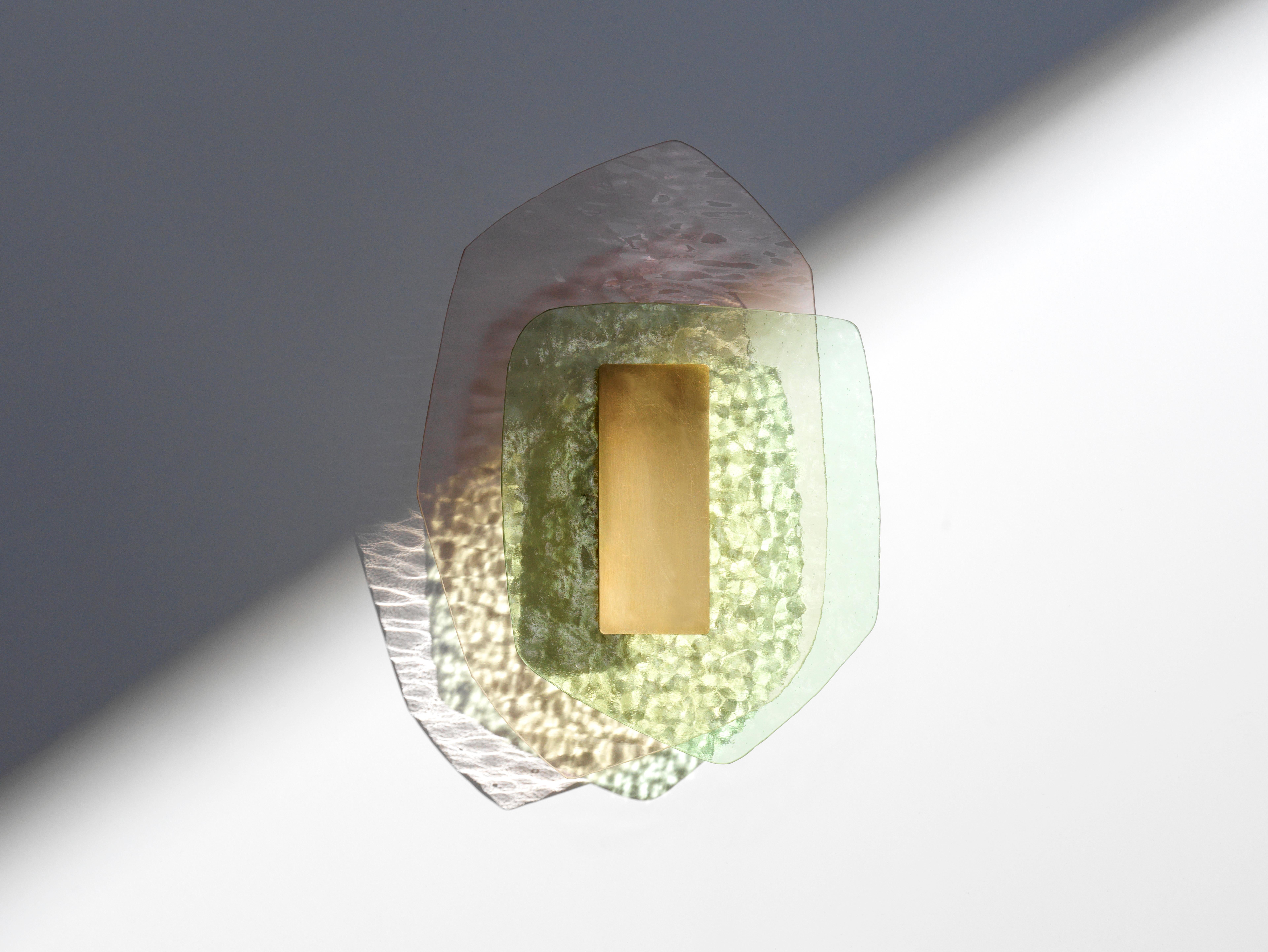 Unity 02 light sculpture by Marie Jeunet
Dimensions: H 37.5 x L 27.5 cm
Materials: Champagne pink wave glass sheet, green water hammered glass sheet, brushed brass structure and finish

LES PRECIEUX 
These luminous sculptures evolve with the