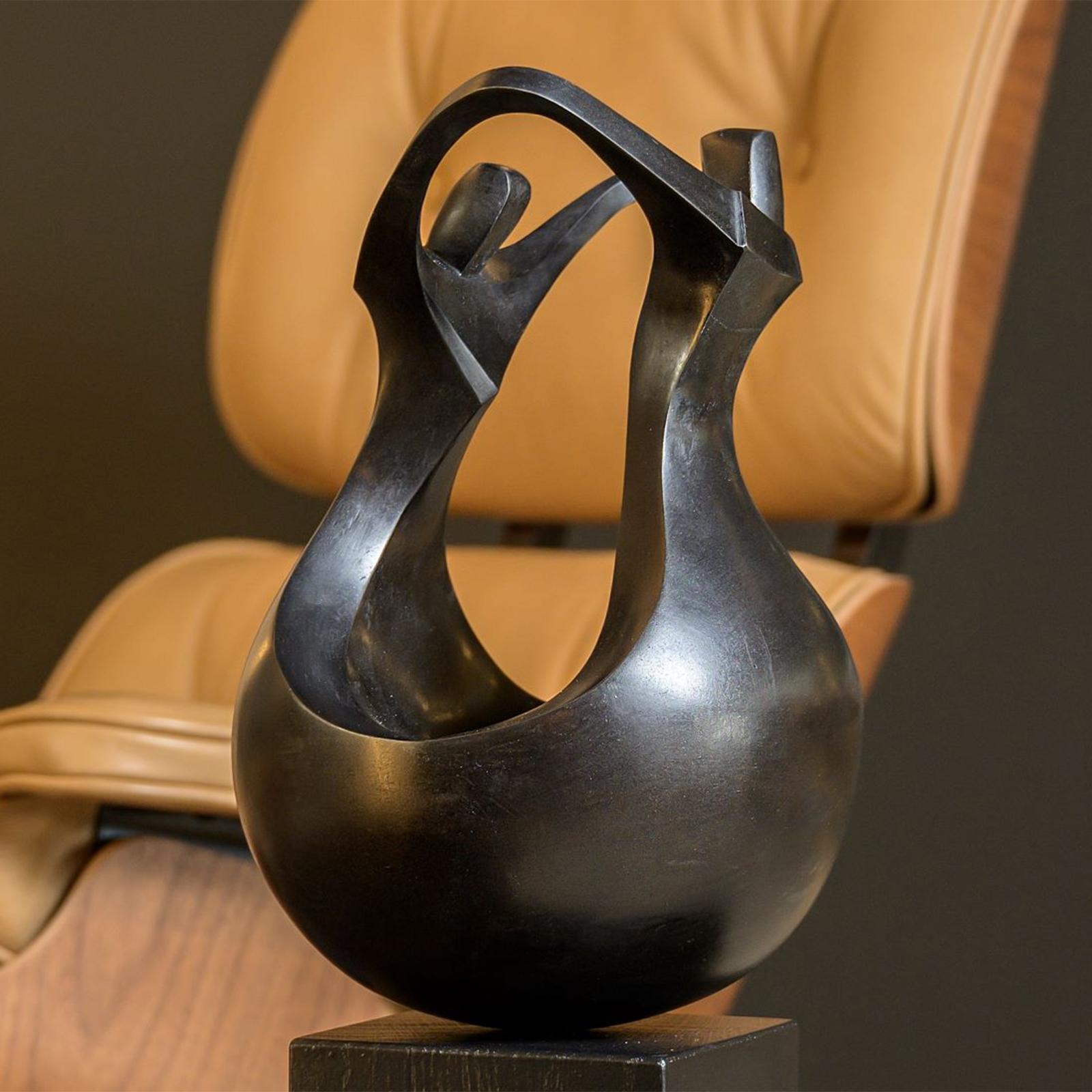 Scultura in bronzo massiccio patinato in bronzo massiccio patinato su
base in rovere nero (inclusa). Tecnica del bronzo a cera persa.
Base: L 12 x P 12 x H 18 cm.