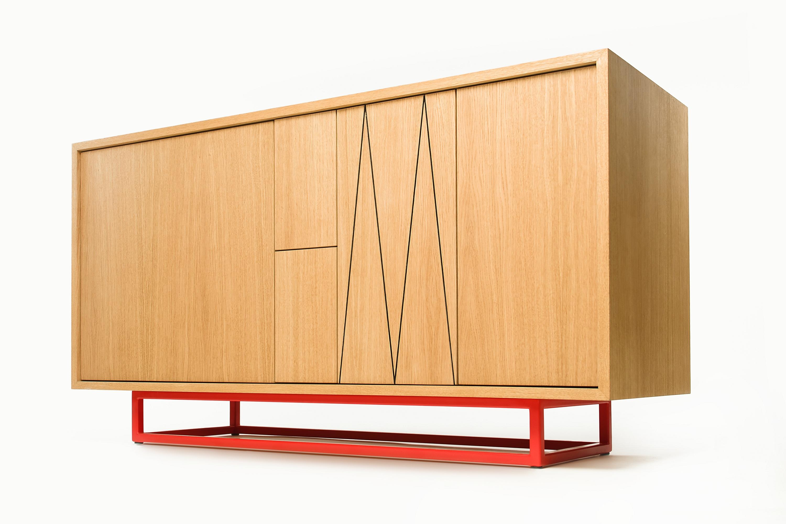 UNITY Schrank M von Phormy
Abmessungen: T 44 x B 148 x H 70 cm.
MATERIALIEN: Lackierte Eiche / Eichenfurnier / Innenausstattung aus schwarzem, in der Masse gefärbtem MDF / pulverbeschichteter Stahl. 

Verschiedene MATERIALIEN und Größen erhältlich.