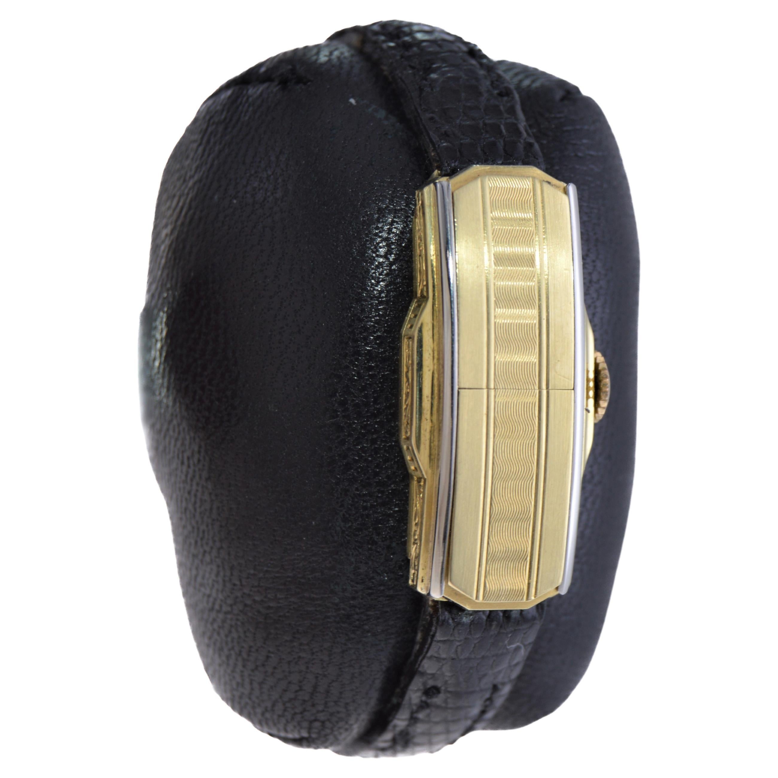 FÁBRICA / CASA: Universal Watch
ESTILO / REFERENCIA: Art Déco 
METAL / MATERIAL: 18kt 2-Tonos 
CIRCA / AÑO: 1930
DIMENSIONES / TAMAÑO: Largo 32mm x Ancho 14mm
MOVIMIENTO / CALIBRE: cuerda manual / 17 joyas 
DIAL / MANECILLAS: Plateado original con