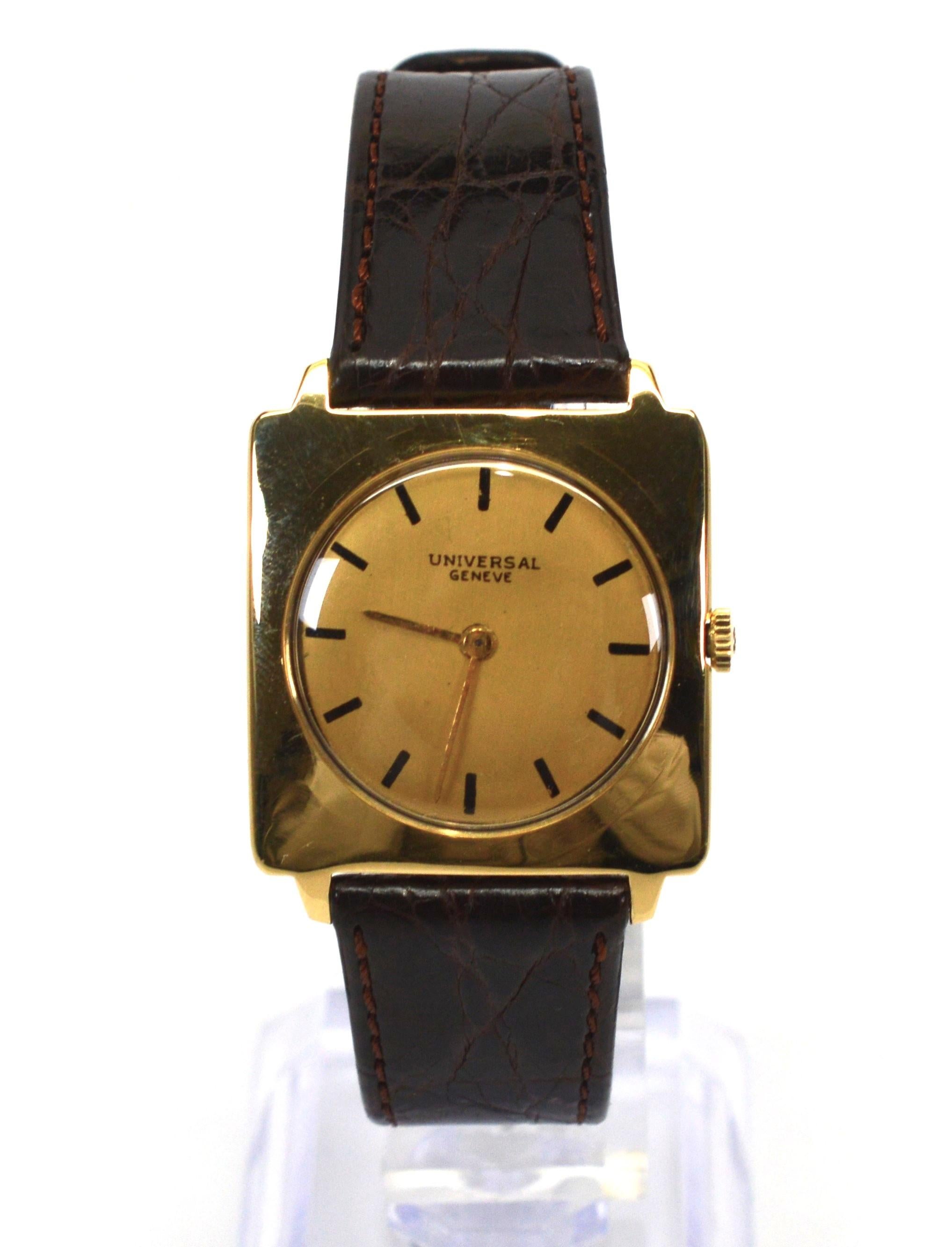 Montre-bracelet pour homme Universal en or jaune 18 carats, modèle 820 Bon état - En vente à Mount Kisco, NY