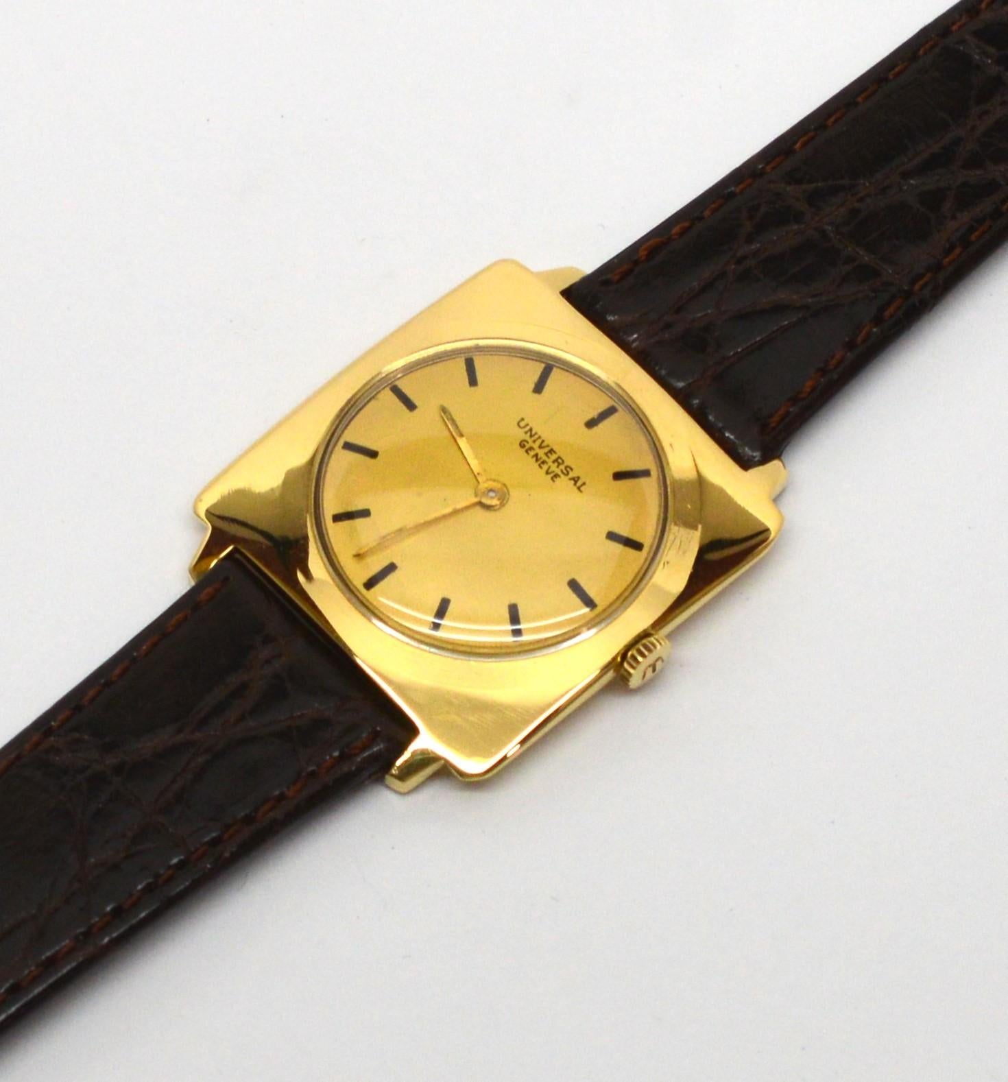 Montre-bracelet pour homme Universal en or jaune 18 carats, modèle 820 Pour hommes en vente