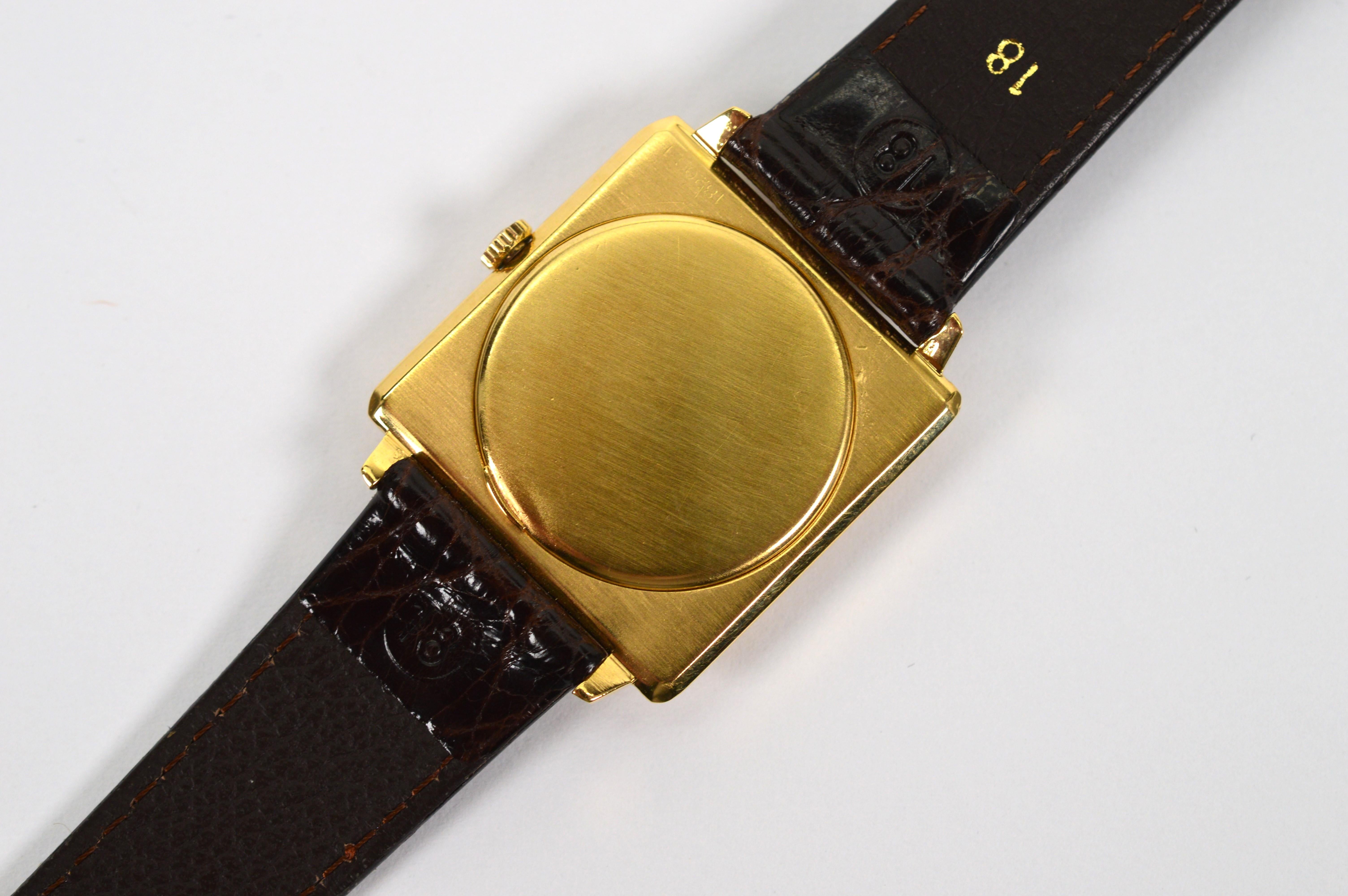 Montre-bracelet pour homme Universal en or jaune 18 carats, modèle 820 en vente 2