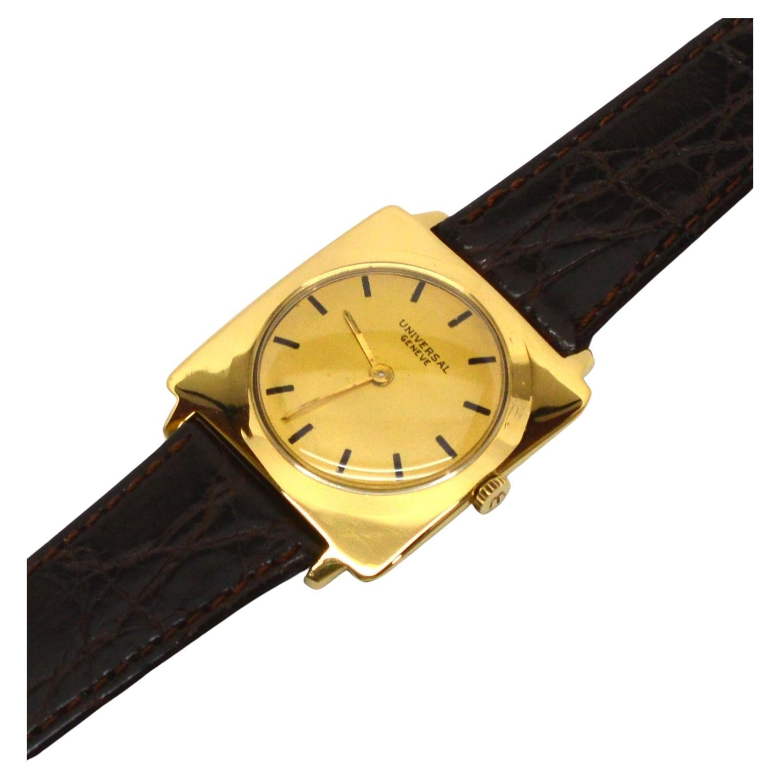 Montre-bracelet pour homme Universal en or jaune 18 carats, modèle 820 en vente