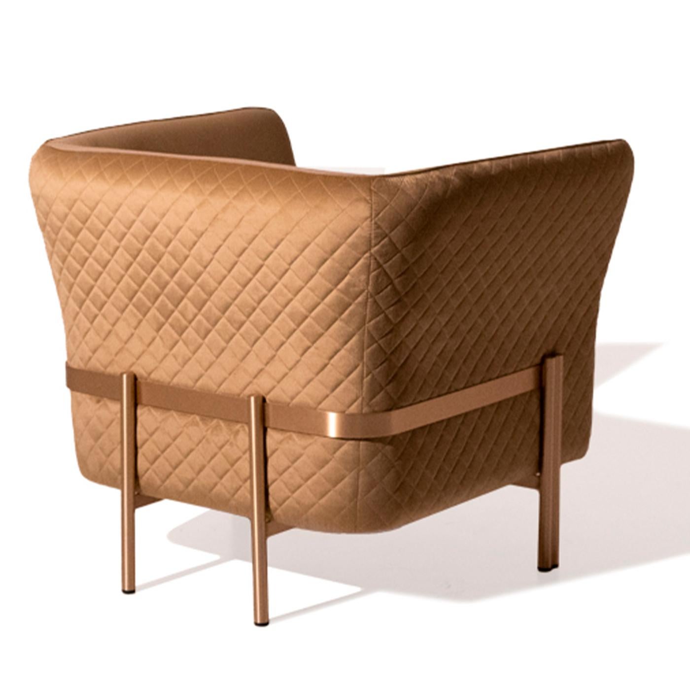The Universal armchair is a modern style product that is very clean and light in shape. The base is made up of legs in solid satin brass that lifts and follows the curved line of the upholstered shell, on which the seat and back rest. Comfort is a