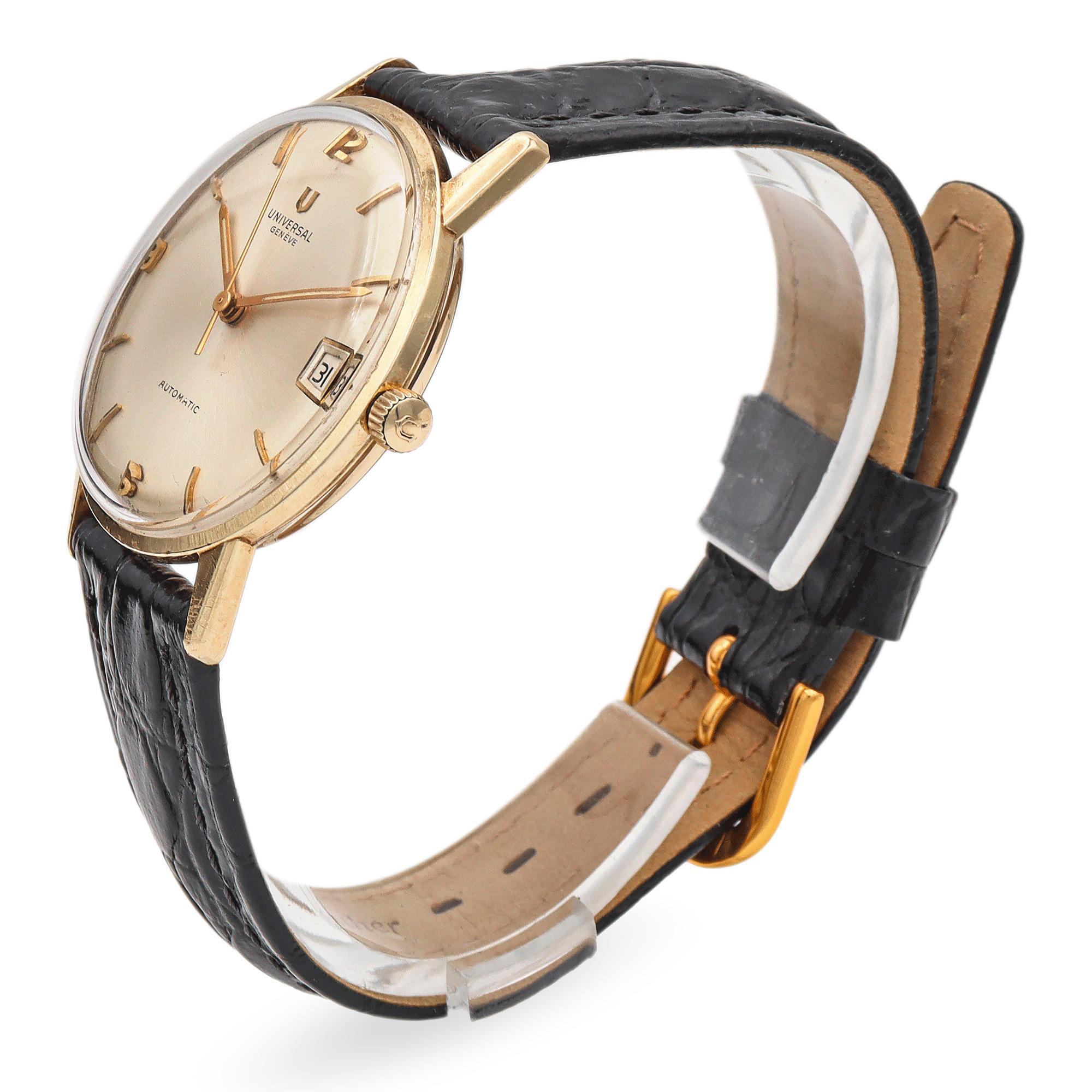 Découvrez la sophistication intemporelle de cette montre Universal Genève. Fabriquée avec un boîtier rempli d'or, la montre présente un cadran de 33 mm au design minimaliste. Le cadran est orné d'index et d'aiguilles de couleur or, complétés par un