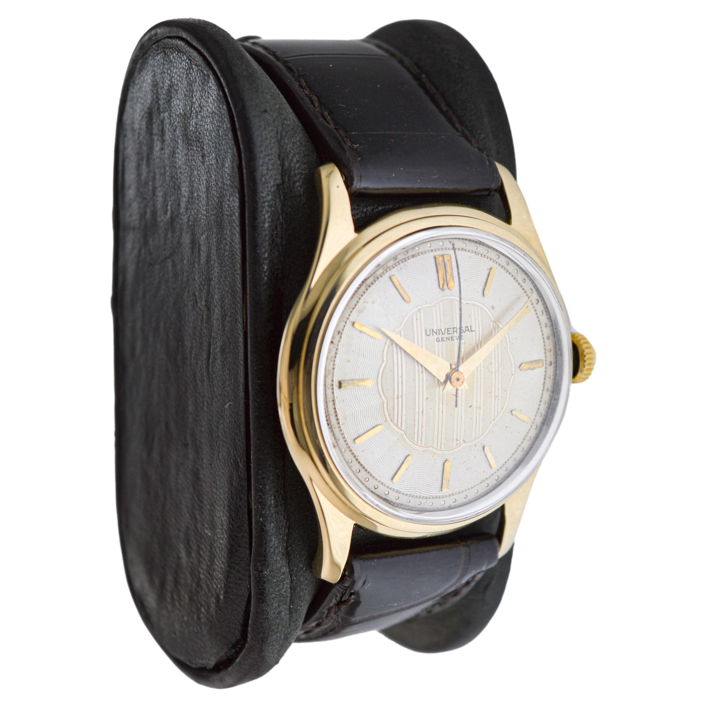 FABBRICA / CASA: Universal Geneve Watch Company
STILE / RIFERIMENTO: Abito rotondo / Riferimento 106501
METALLO / MATERIALE: Oro massiccio 18 carati
CIRCA / ANNO: 1950
DIMENSIONI: Lunghezza 42 mm X Diametro 34 mm
MOVIMENTO / CALIBRO: Carica manuale