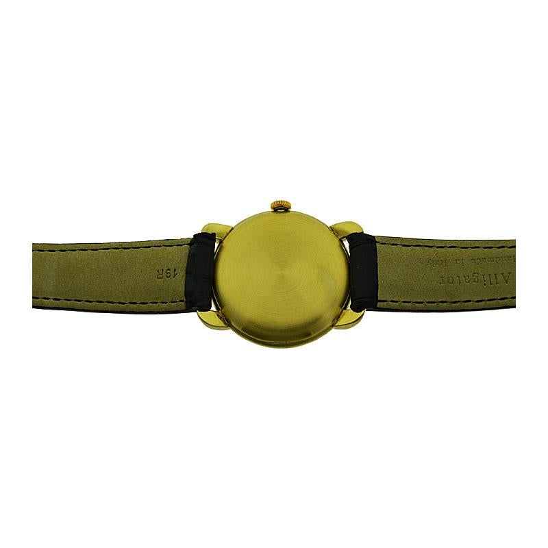 USINE / MAISON : Universal Geneve Watch Company
STYLE / RÉFÉRENCE : Montre habillée
METAL / MATERIAL : Or jaune 18Kt 
DIMENSIONS : Longueur 38mm X Diamètre 34mm
CIRCA : années 1950
MOUVEMENT / CALIBRE : Remontage manuel / 17 rubis
Cadran / aiguilles