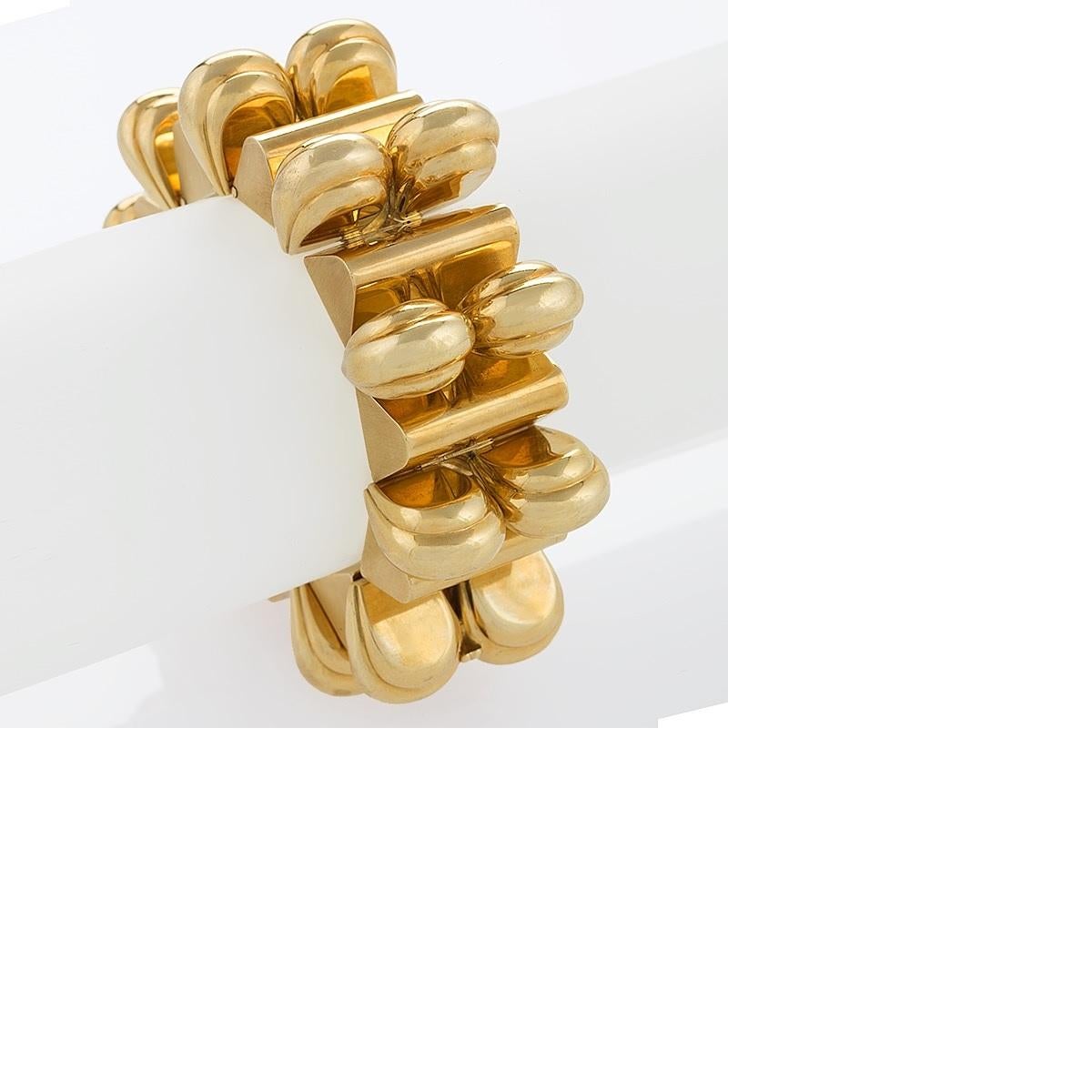 The bold, sculptural design of this Universal Genève gold link bracelet is a splendid example of mid-20th century modernism. This chunky bracelet features alternating bars and arches, creating a powerful architectural presence. The considered