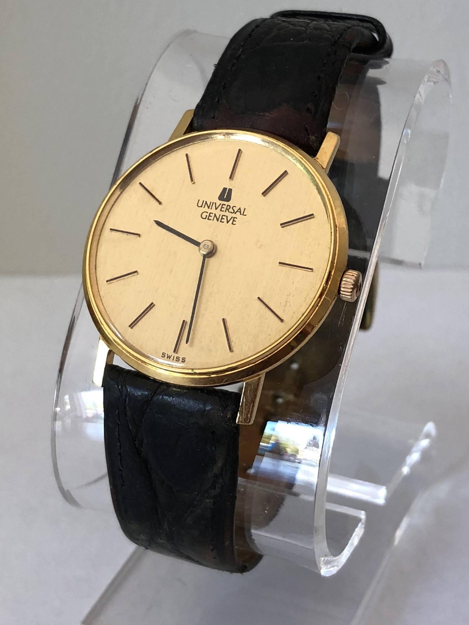 Une élégante montre universelle Geneve en or 18 carats, datant des années 1970, avec bracelet en cuir d'origine. Mesures : environ 32 mm sans couronne.