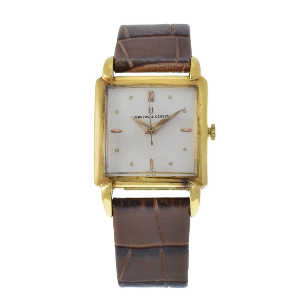 Cette montre vintage Universal Genève en or massif date des années 1960. Whiting a un cadran blanc et un boîtier de 30 mm x 30 mm. La montre est dotée d'un bracelet en cuir marron, d'un mouvement automatique à remontoir calibre 138SS et est en bon