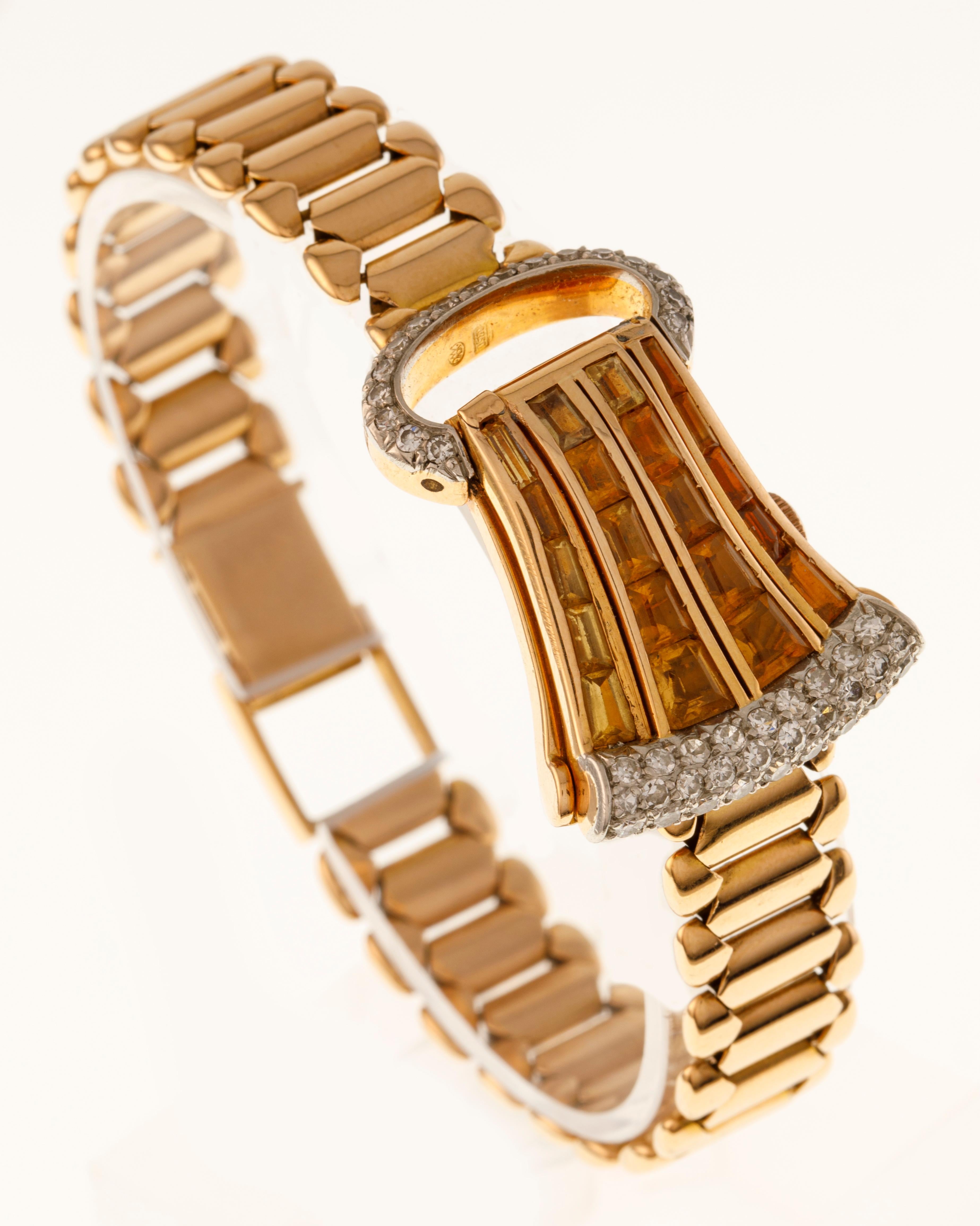 This refined Universal Genève jewel watch in 18kt rose gold features the caché dial hidden by a shell clasp embellished with citrine quartz and huit-huit cut diamonds. Cash box n. 147148 of asymmetrical shape, with hinged back, has a mobile handle