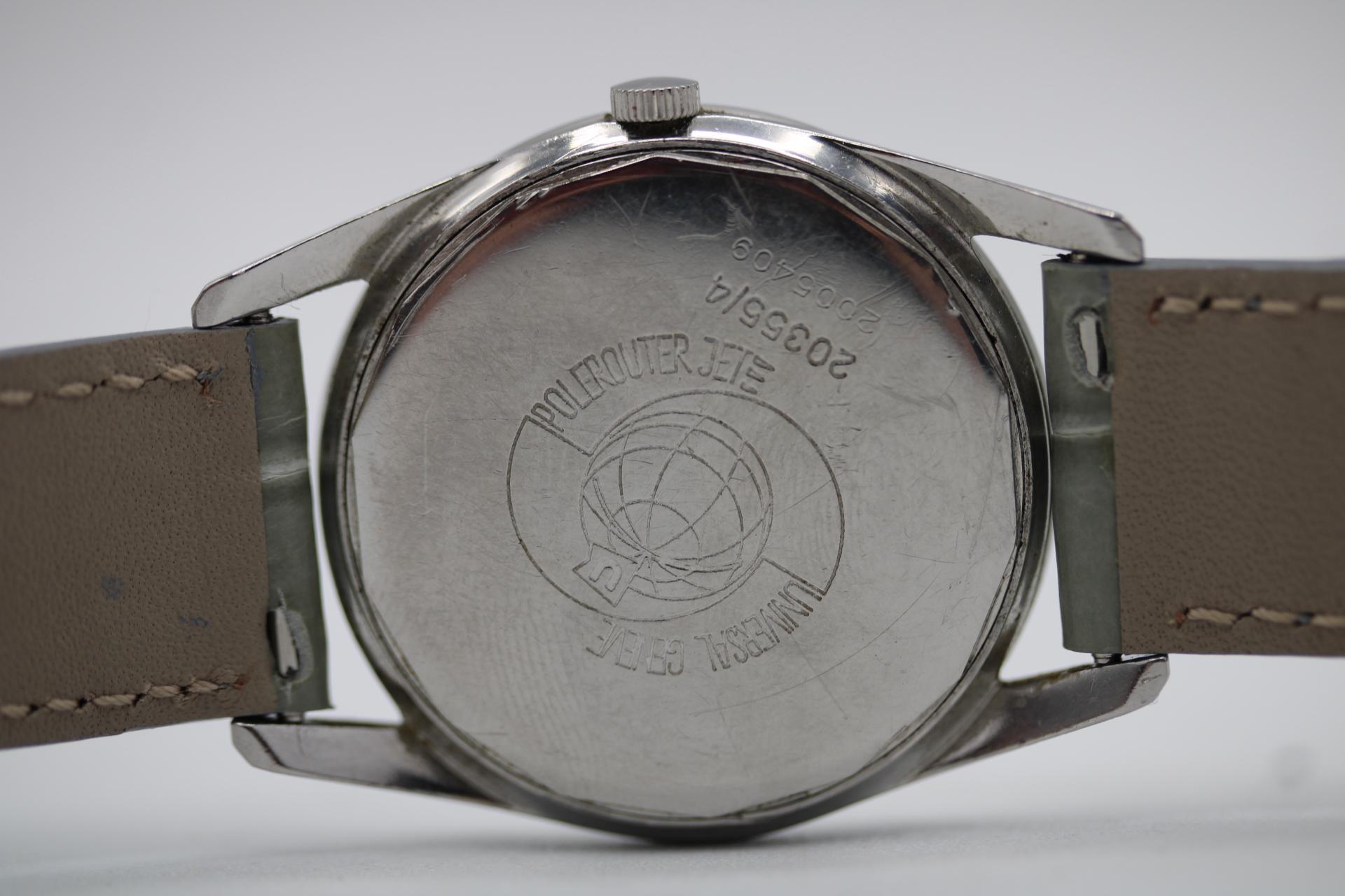 Ein wirklich schönes Exemplar des kultigen Universal Genève Polerouter.

Diese Universal Geneve Polerouter Jet, Modell 20355/4, hat ein 34-mm-Edelstahlgehäuse, ein schönes champagnerfarbenes Zifferblatt mit Patina, gelbgoldene rechteckige Indexe und