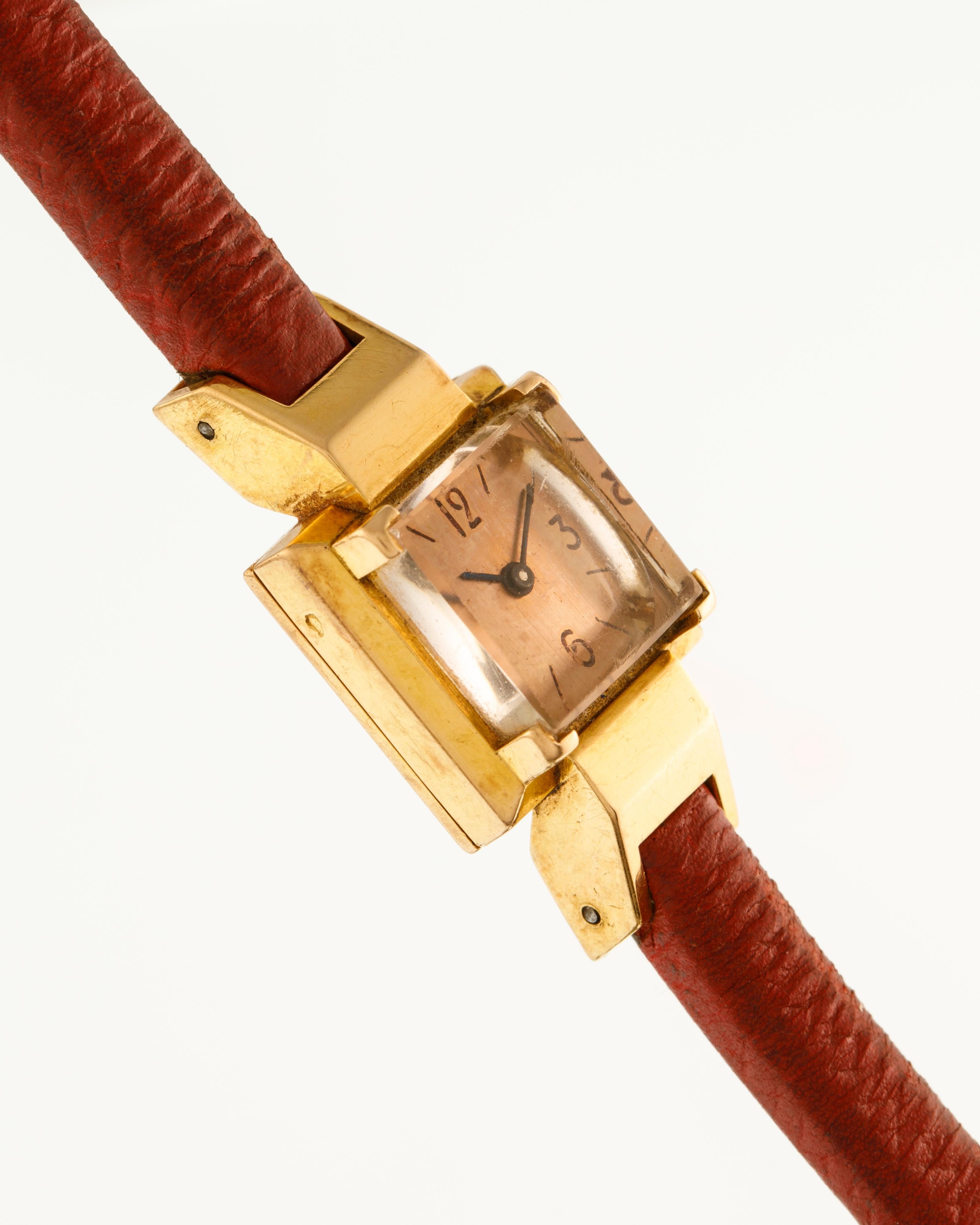 Art Deco Universal Genève Retailed by Hermès Wrist Watch 18 Carat Yellow Gold For Sale