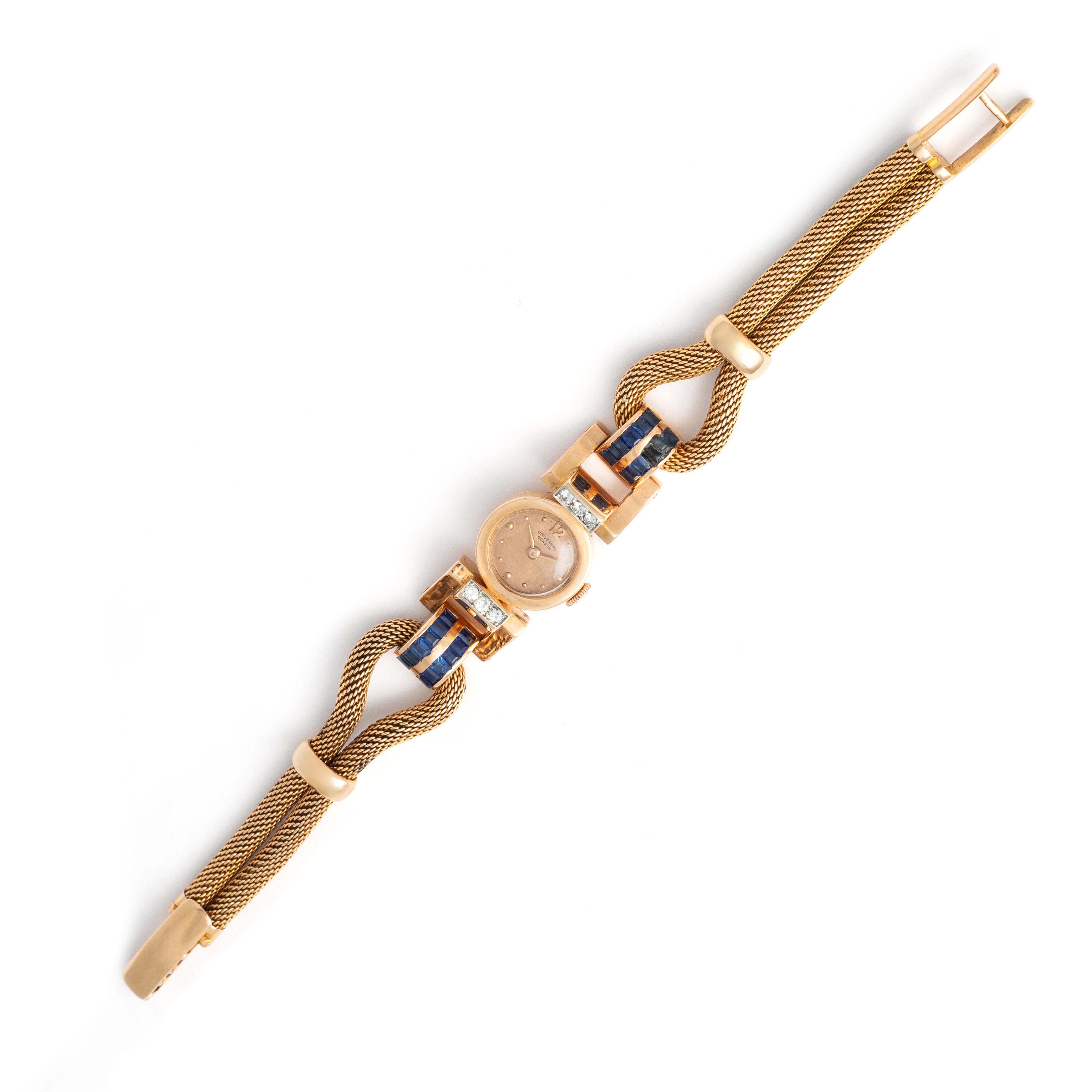 Universal Geneve Retro Diamond Sapphire Gold Wristwatch.
Circa 1940. Fabriqué en Suisse.
Longueur du poignet : environ 18,50 centimètres.
Dimensions du boîtier : 1,50 x 1,50 centimètres.
Poids total brut : 51.91 gramme.

Nous ne garantissons pas que
