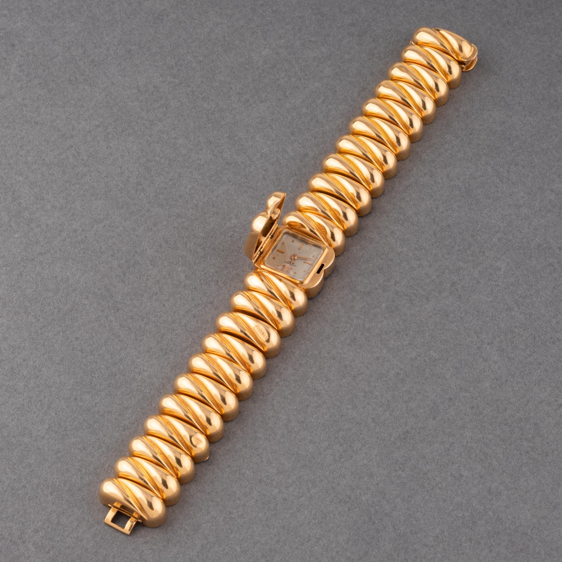 A lovely rétro watch bracelet, made by Universal Genève circa 1950.
Made in yellow gold 18k, 17.5 cm length. Signed and Hallmarked.
The weight is 64.5 grams.
The width is 19mm.