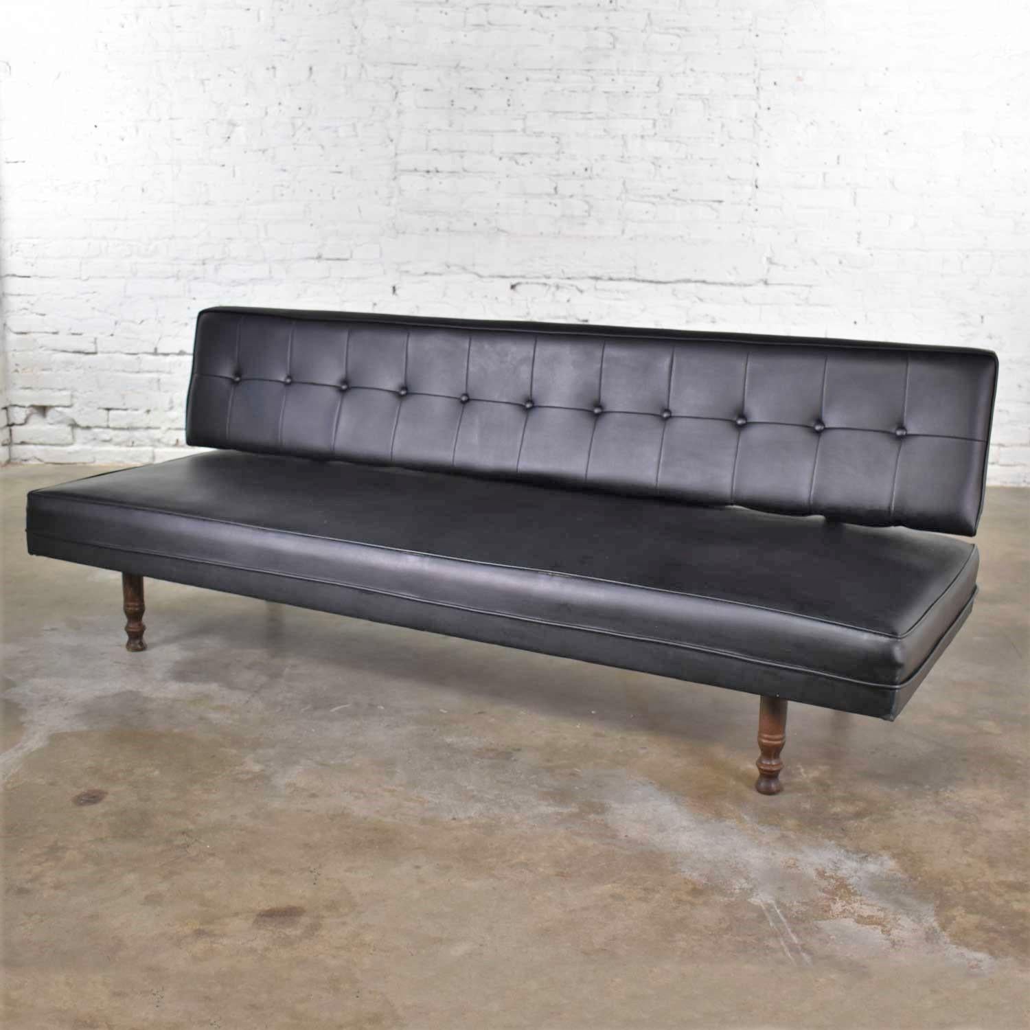 Américain Universal of High Point Midcentury Midcentury Black Vinyl Faux Leather Convertible Sofa en vente