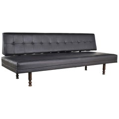 Universal von High Point Midcentury Schwarz Vinyl Kunstleder Cabrio Sofa