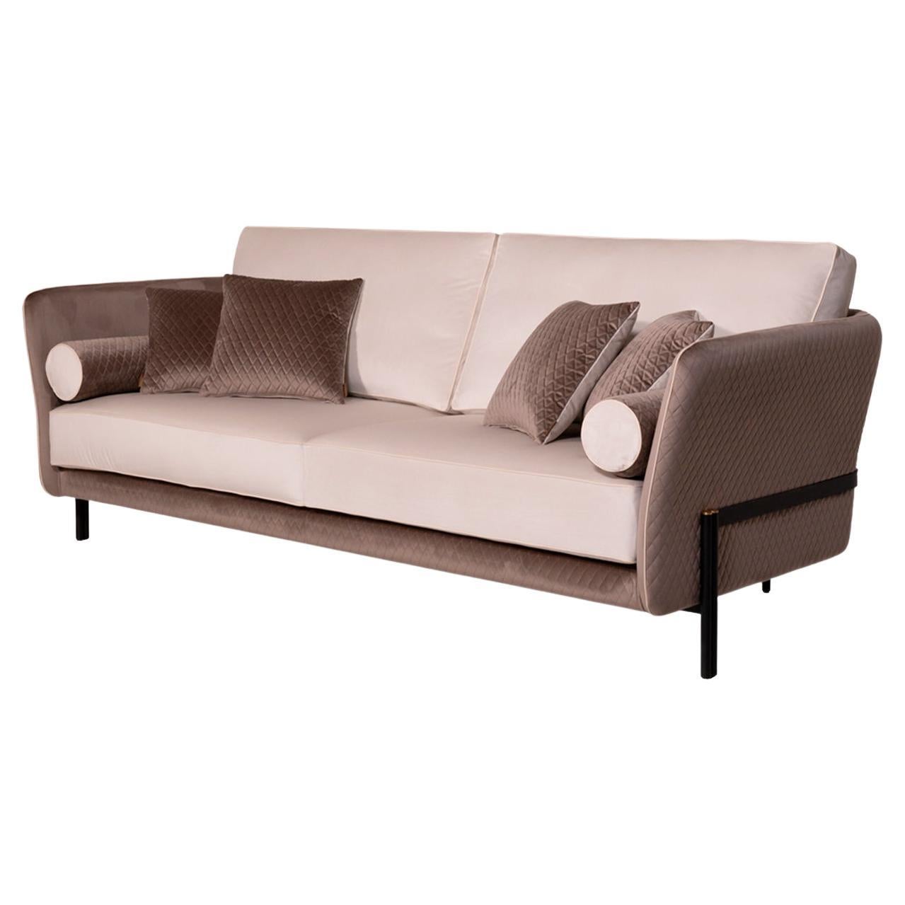 Das Sofa Universal ist eines der neuen und eleganten Produkte, die von der Familie Mantellassi entworfen wurden. Das Gestell besteht aus zwei Beinen aus massivem, satiniertem Messing, die sich anheben und der geschwungenen Linie der gepolsterten