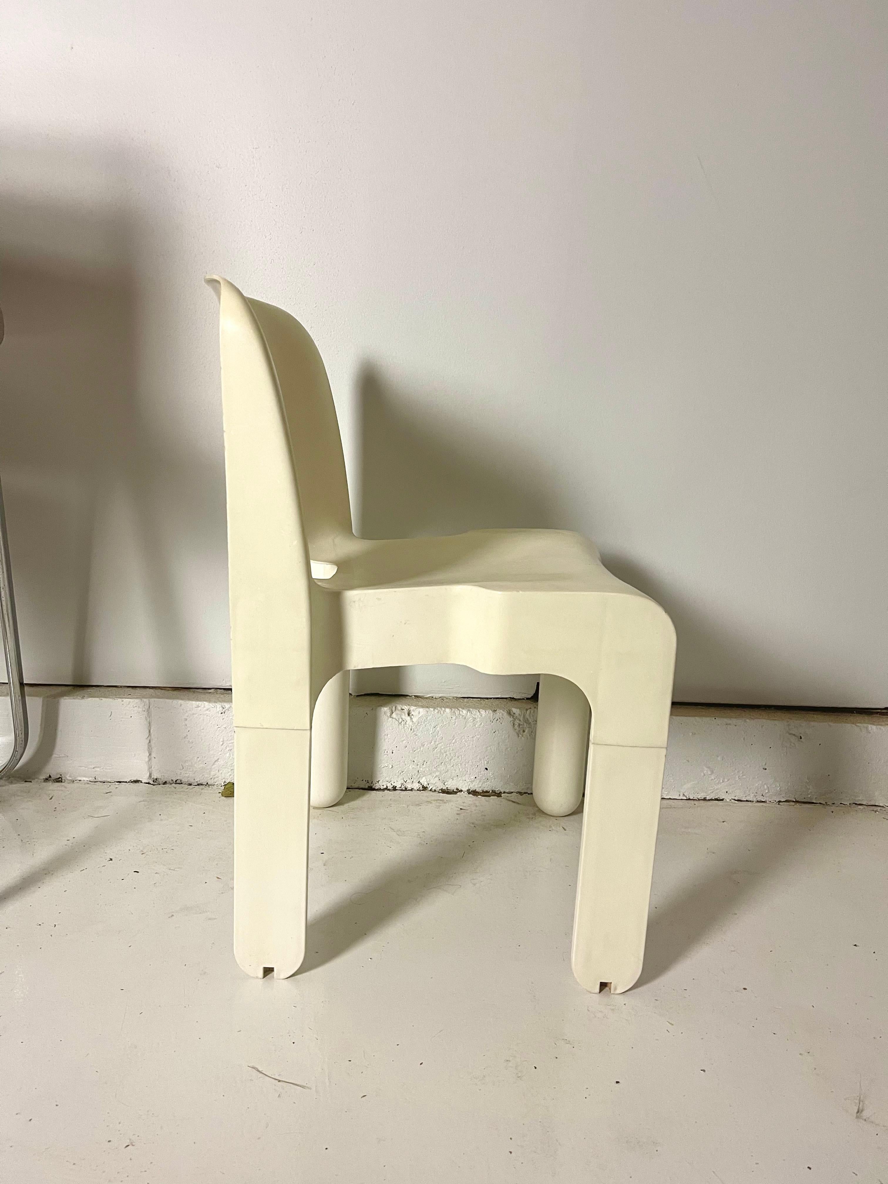 Chaise Universale du légendaire designer Joe Colombo. Première chaise en plastique de taille adulte produite à l'aide d'un seul moule d'injection. Plastique ABS avec pieds amovibles.