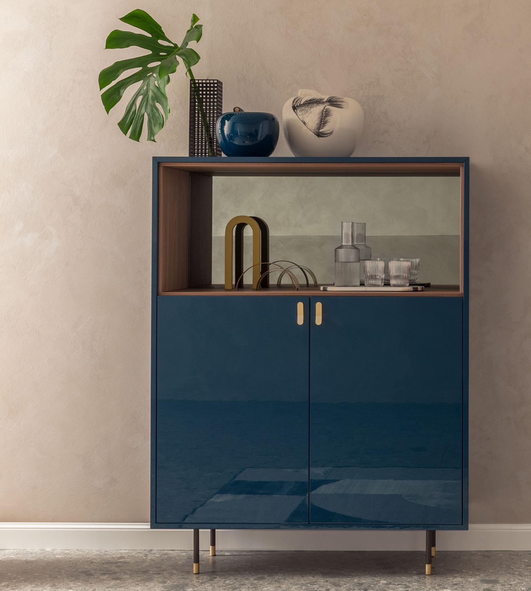 Aparador Universe Box de Morica Design
Dimensiones: P 48 x An 111 x Al 147 cm.
Materiales: Madera lacada en azul cobalto, nogal Canaletto.

Disponible en colores Rojo Marsala, Cipria, Azul Cobalto, Terracota y Azul Denim. Póngase en contacto con