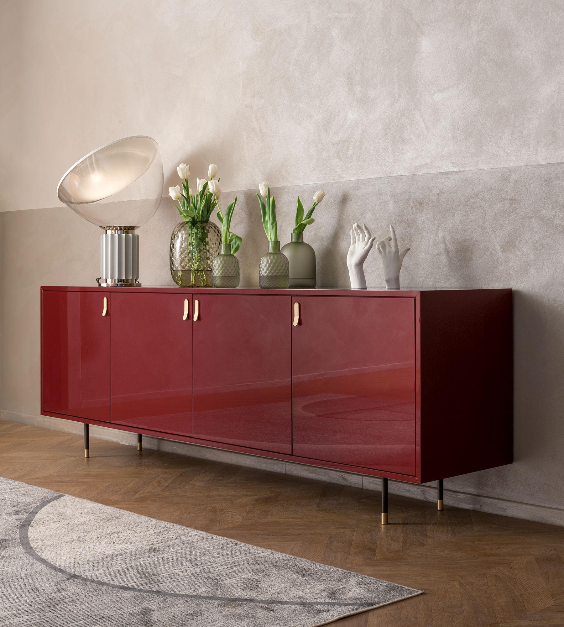 Cómoda Universo, Cuatro Puertas, de Morica Design
Dimensiones: P 48 x An 222 x Al 76 cm.
Materiales: Madera lacada en rojo Marsala.

Disponible en colores Rojo Marsala, Cipria, Azul Cobalto, Terracota y Azul Denim. Póngase en contacto con