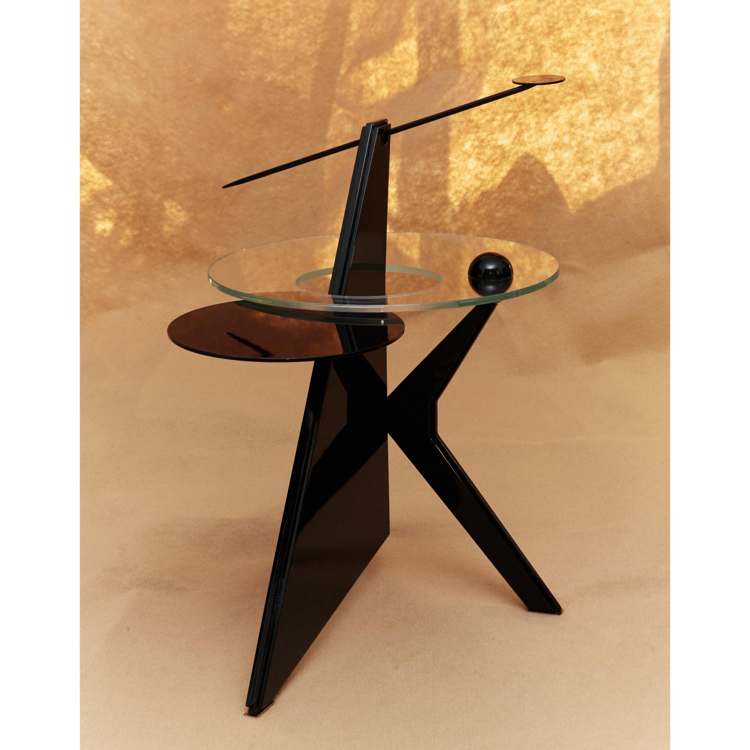 Table d'appoint Universe en métal, laiton, laque et verre trempé par Artempo
Dimensions : D 75 x L 75 x H 79,6 cm.
Matériaux : Métal, laiton, laque et verre trempé.

Les chandeliers interpénétrés s'étendent à l'infini, leurs terminaisons opposées