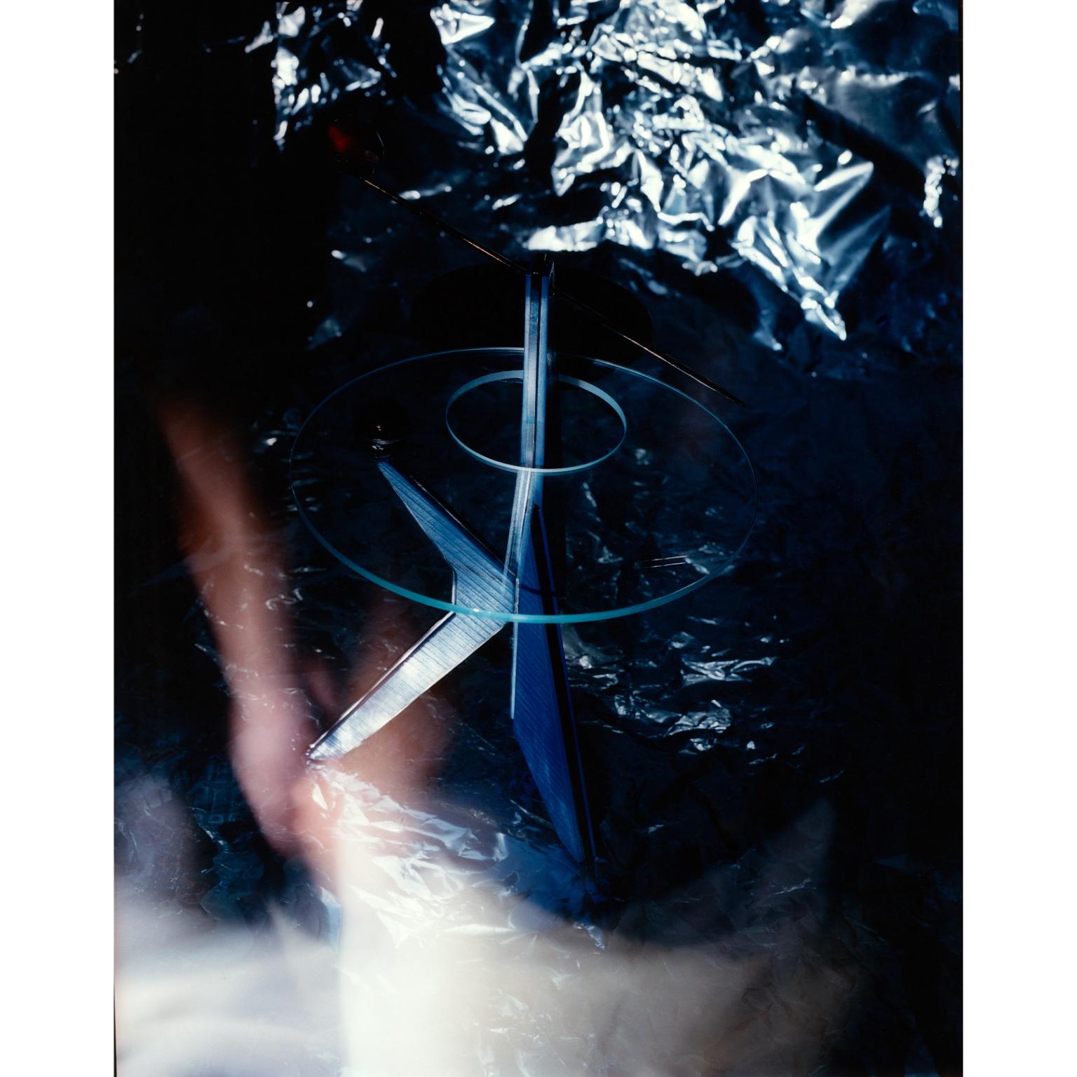 Moderne Table d'appoint Universe en métal, laiton, verre trempé et Wood Wood bleu par Artempo en vente