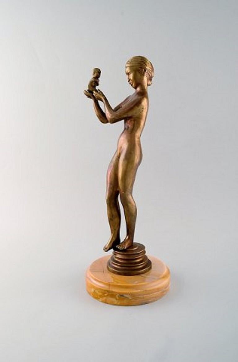 Moderne Artiste inconnu, grande figurine en bronze, femme nue avec enfant en vente
