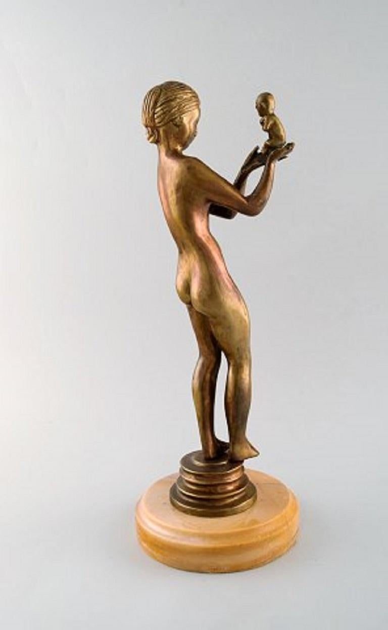 Inconnu Artiste inconnu, grande figurine en bronze, femme nue avec enfant en vente