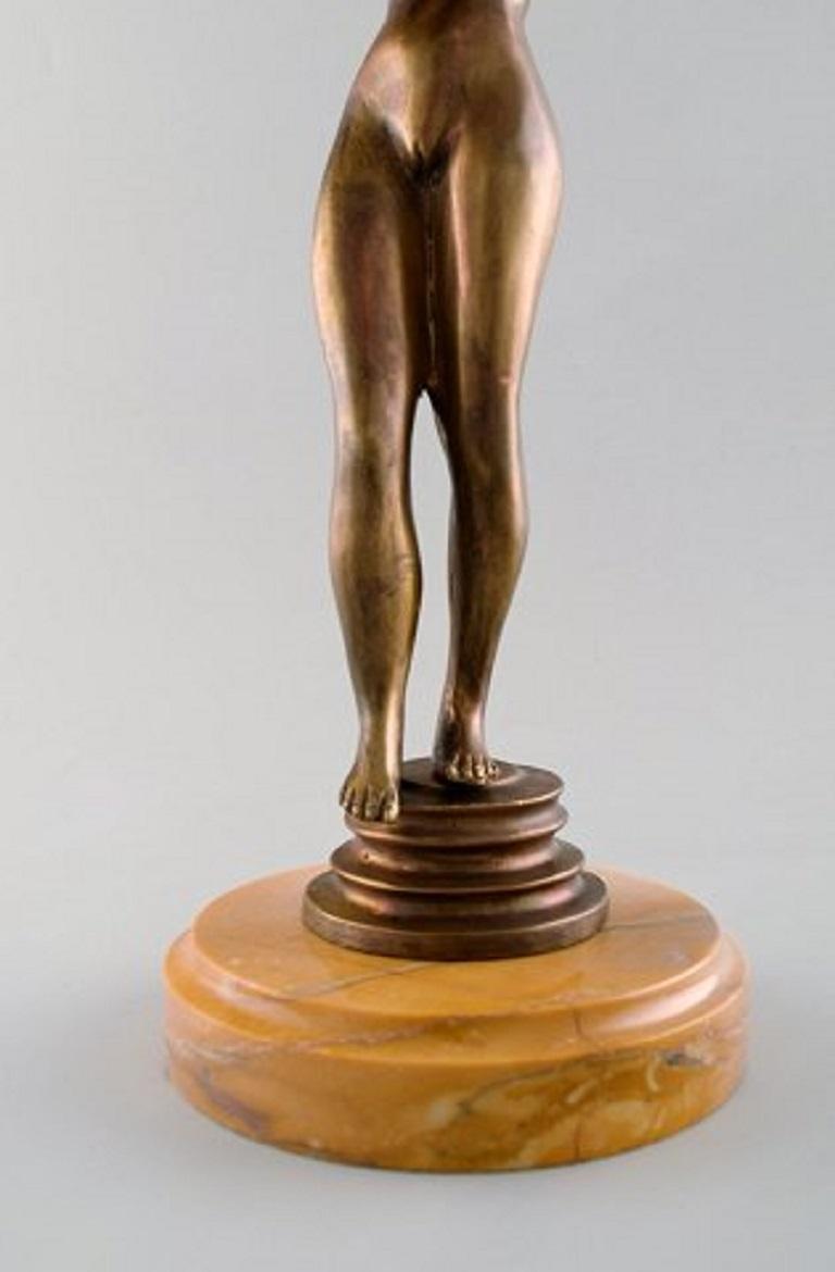 20ième siècle Artiste inconnu, grande figurine en bronze, femme nue avec enfant en vente