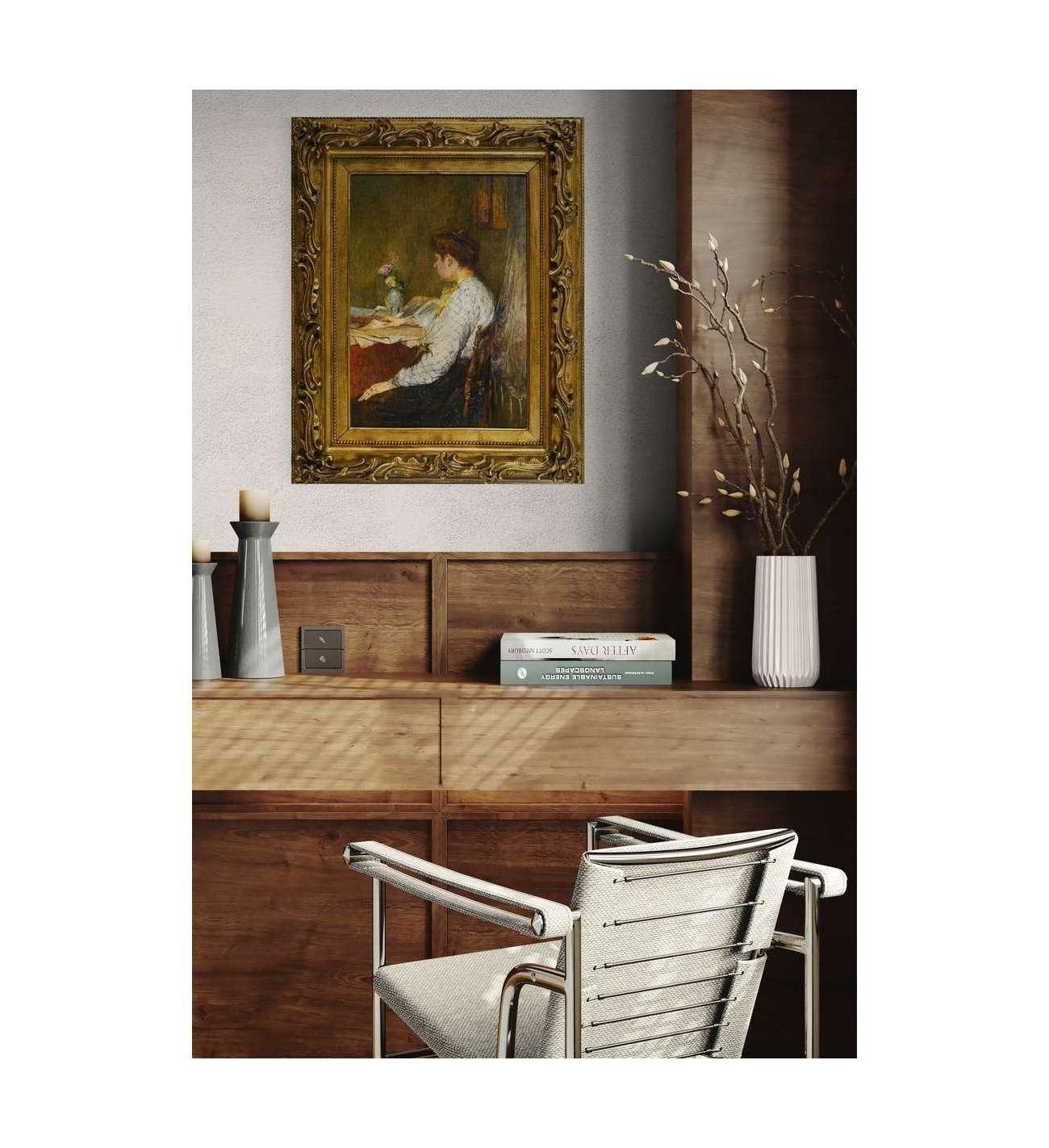 Cette peinture au rendu exquis capture un moment d'introspection sereine - un aperçu fugace du calme de la vie domestique. La jeune femme, plongée dans sa lecture, n'est pas tant dépeinte qu'observée avec douceur, avec Revere pour sa solitude et