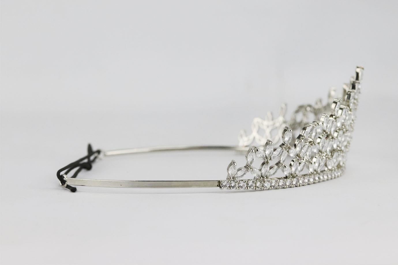 Unknown Brand silver tone crystal bridal crown. Silver. Pull on. Does not come with dustbag or box. Circumference: 14 in. Width: 2 in
