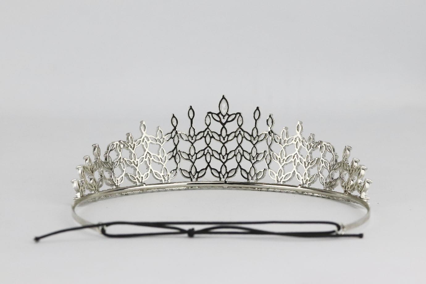 Unknown Brand Silver Tone Crystal Bridal Crown In Excellent Condition In London, GB