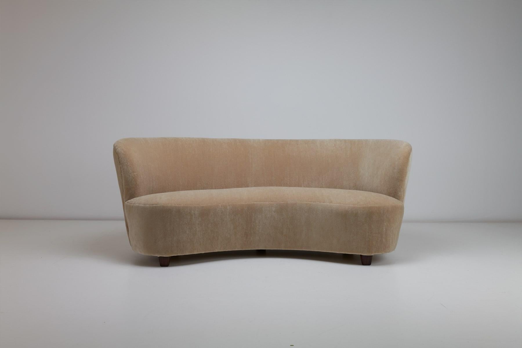 Finnisches geschwungenes Sofa 1920/30er Jahre, gepolstert mit Mohairsamt im Zustand „Gut“ im Angebot in Uxbridge, GB
