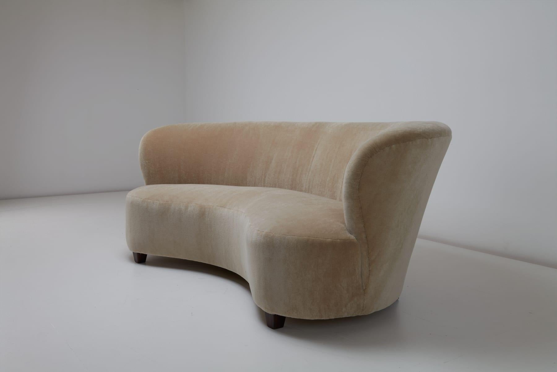 Finnisches geschwungenes Sofa 1920/30er Jahre, gepolstert mit Mohairsamt (Samt) im Angebot
