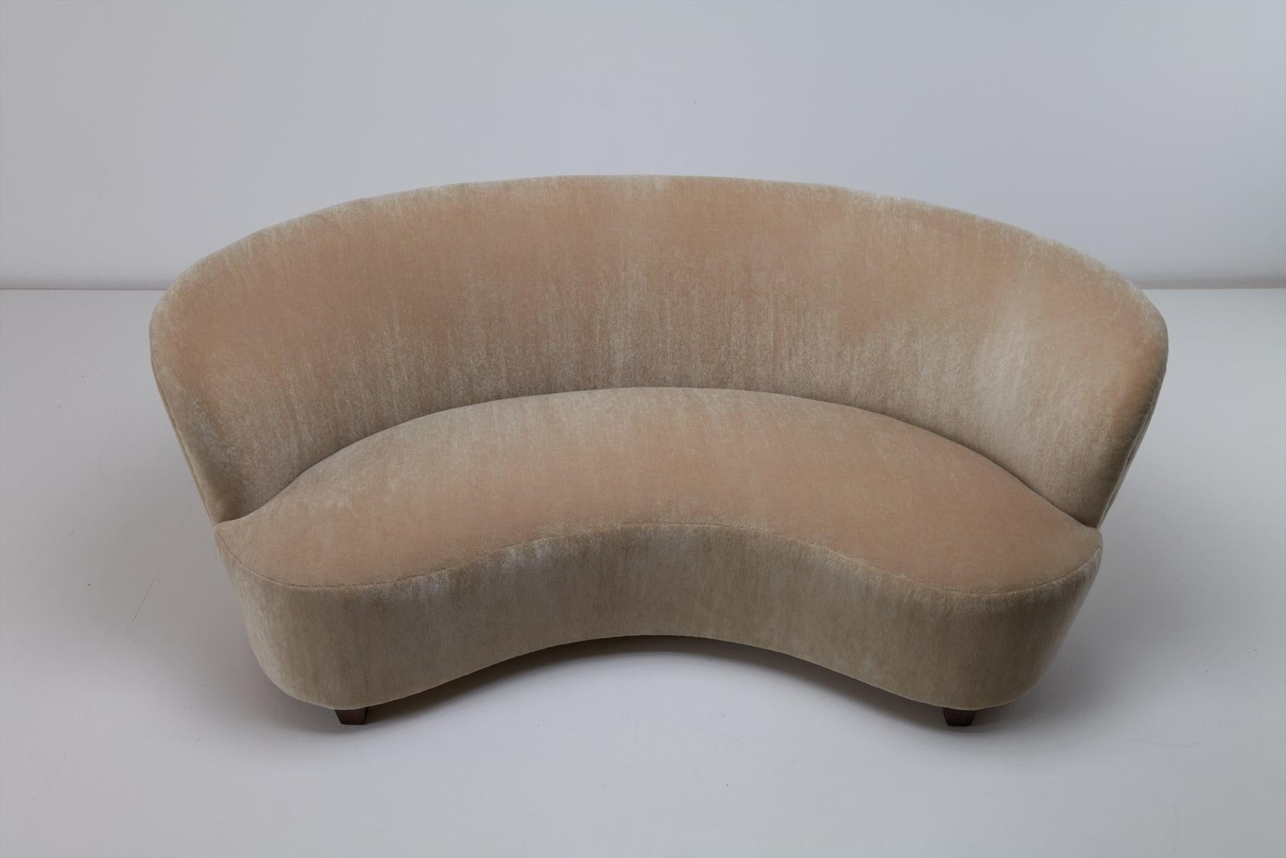 Finnisches geschwungenes Sofa 1920/30er Jahre, gepolstert mit Mohairsamt im Angebot 1