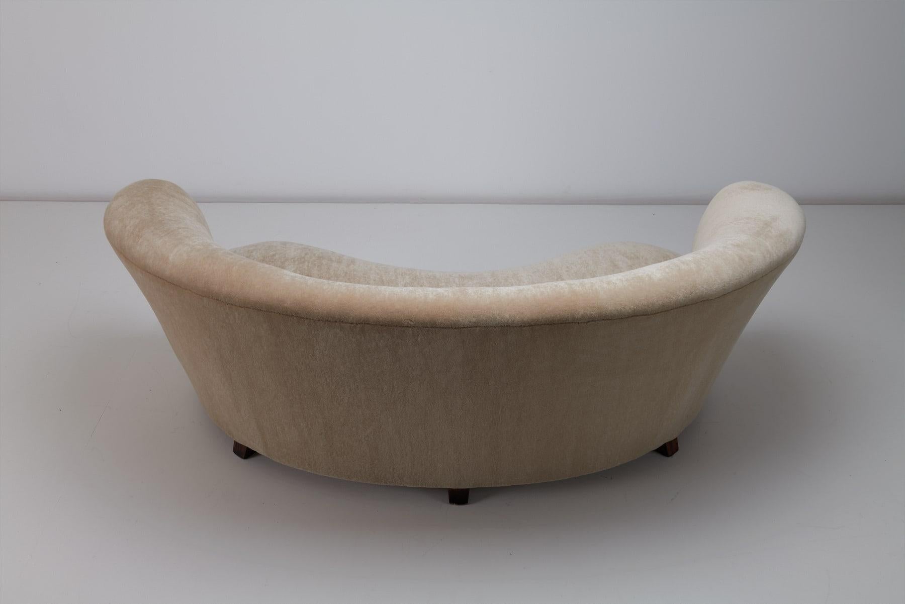 Finnisches geschwungenes Sofa 1920/30er Jahre, gepolstert mit Mohairsamt im Angebot 2