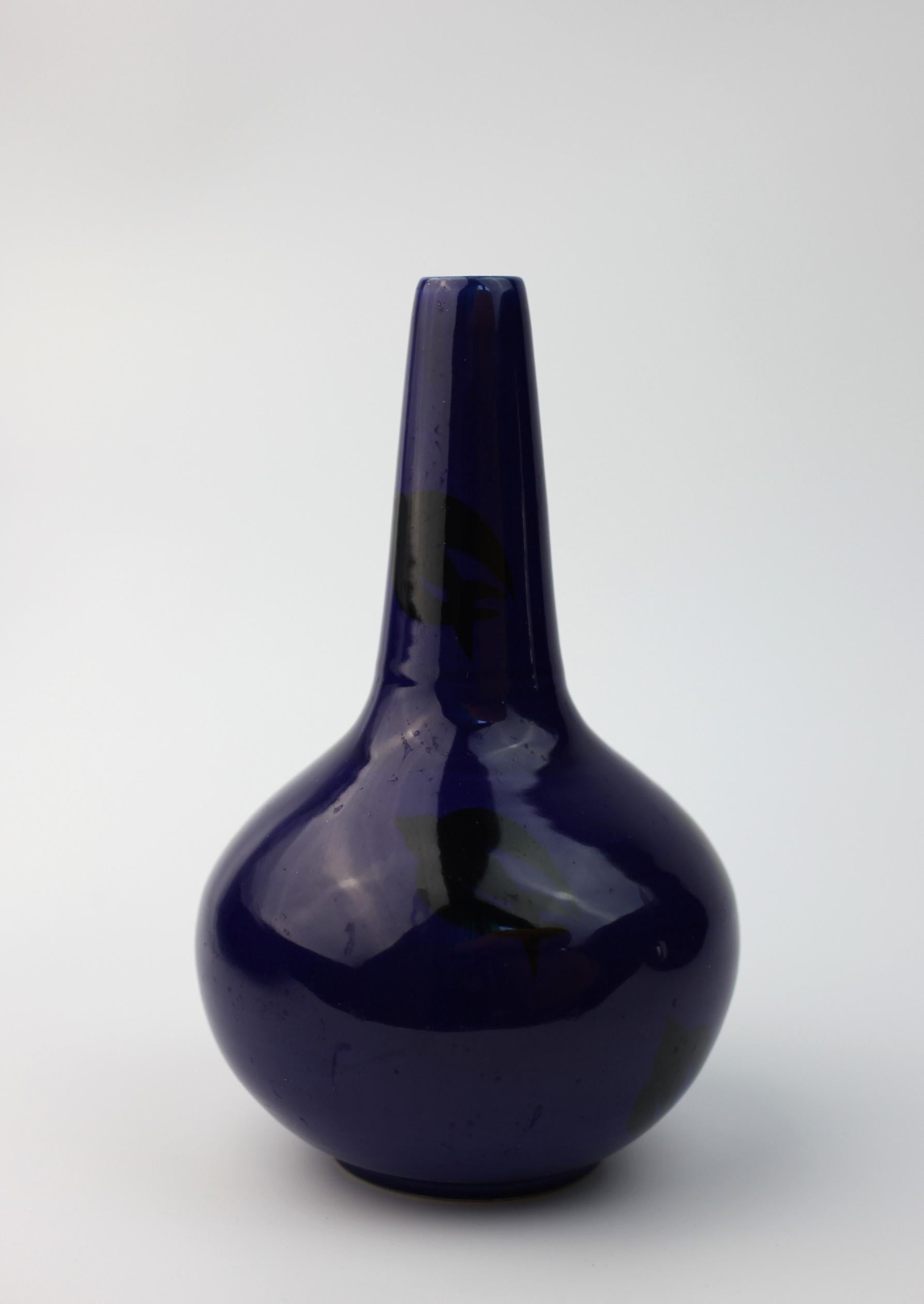 Dies ist eine atemberaubende blaue Vase mit 4 Vögeln darauf. 

Es ist aus Schweden. 

Die Vase hat einige kleine Fehler und eine kleine Fehlbrennung   auf der Rückseite. 



